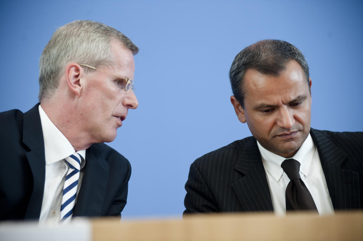 v.l.: Clemens Binninger, CDU/CSU, MdB, und Sebastian Edathy, SPD, MdB, während der Bundespressekonferenz nach der Übergabe des Berichtes des NSU-Untersuchungsausschusses an den Bundestagspräsidenten Dr. Norbert Lammert.; Bundestagsabgeordnete, Abgeordnete, Mimik, Geste, Gestik, NSU, Untersuchungsausschuss Binninger, Clemens; Edathy, Sebastian v.l.: Clemens Binninger, CDU/CSU, MdB, und Sebastian Edathy, SPD, MdB, während der Bundespressekonferenz nach der Übergabe des Berichtes des NSU-Untersuchungsausschusses an den Bundestagspräsidenten Dr. Norbert Lammert.; Bundestagsabgeordnete, Abgeordnete, Mimik, Geste, Gestik, NSU, Untersuchungsausschuss