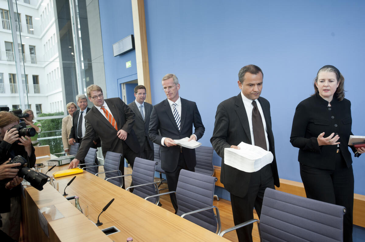 v.l.: Dr. Eva Högl, SPD, MdB, Wolfgang Wieland, Bündnis 90/Die Grünen, MdB, Hartfrid Wolff, FDP, MdB, Stephan Stracke CDU/CSU, MdB, Clemens Binninger, CDU/CSU, MdB, und Sebastian Edathy, SPD, MdB, während der Bundespressekonferenz nach der Übergabe des Berichtes des NSU-Untersuchungsausschusses an den Bundestagspräsidenten Dr. Norbert Lammert.; Bundestagsabgeordnete, Abgeordnete, Unterlagen, Kamera Högl, Eva; Wieland, Wolfgang; Wolff, Hartfrid; Stracke, Stephan; Binninger, Clemens; Edathy, Sebastian v.l.: Dr. Eva Högl, SPD, MdB, Wolfgang Wieland, Bündnis 90/Die Grünen, MdB, Hartfrid Wolff, FDP, MdB, Stephan Stracke CDU/CSU, MdB, Clemens Binninger, CDU/CSU, MdB, und Sebastian Edathy, SPD, MdB, während der Bundespressekonferenz nach der Übergabe des Berichtes des NSU-Untersuchungsausschusses an den Bundestagspräsidenten Dr. Norbert Lammert.; Bundestagsabgeordnete, Abgeordnete, Unterlagen, Kamera