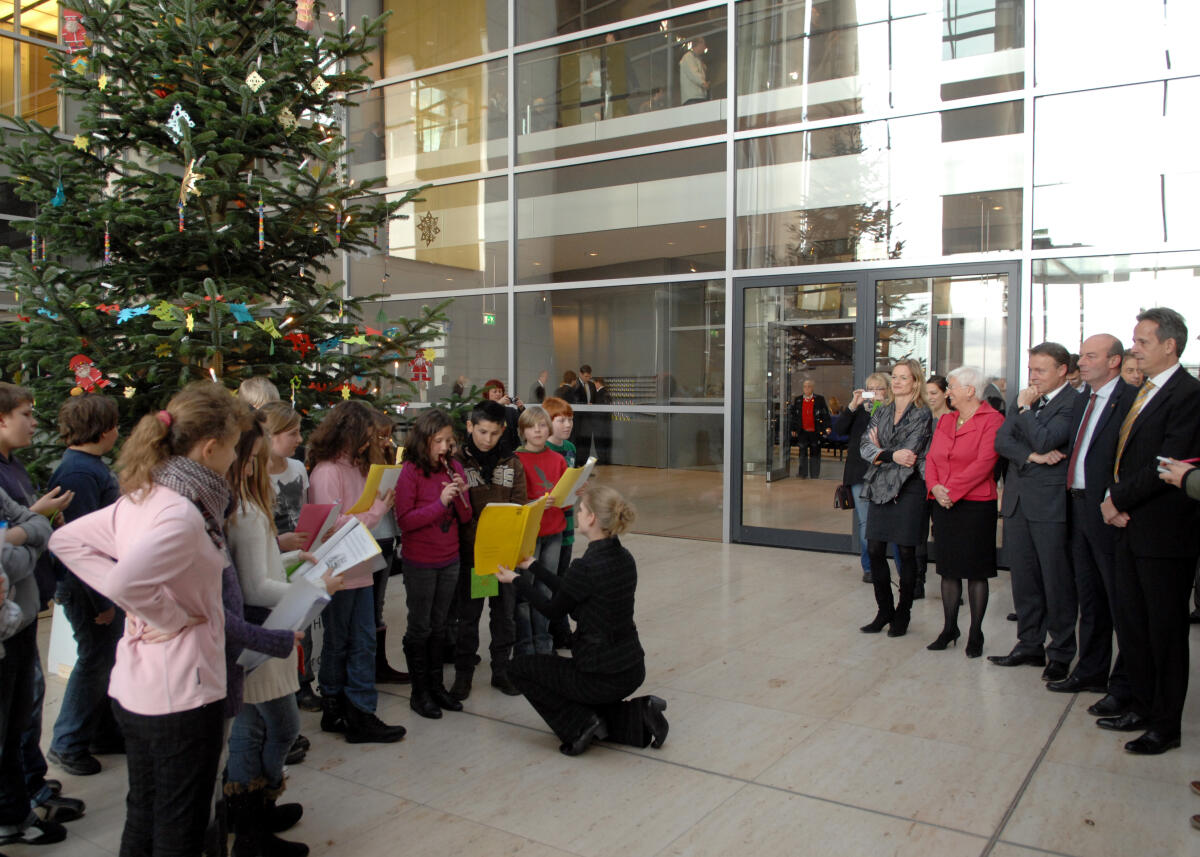 Hasselfeldt, Gerda Die Vizepräsidentin des Deutschen Bundestages, Gerda Hasselfeldt, CDU/CSU (4.von rechts)  nimmt den Weihnachtsbaum in der Westlobby entgegen.