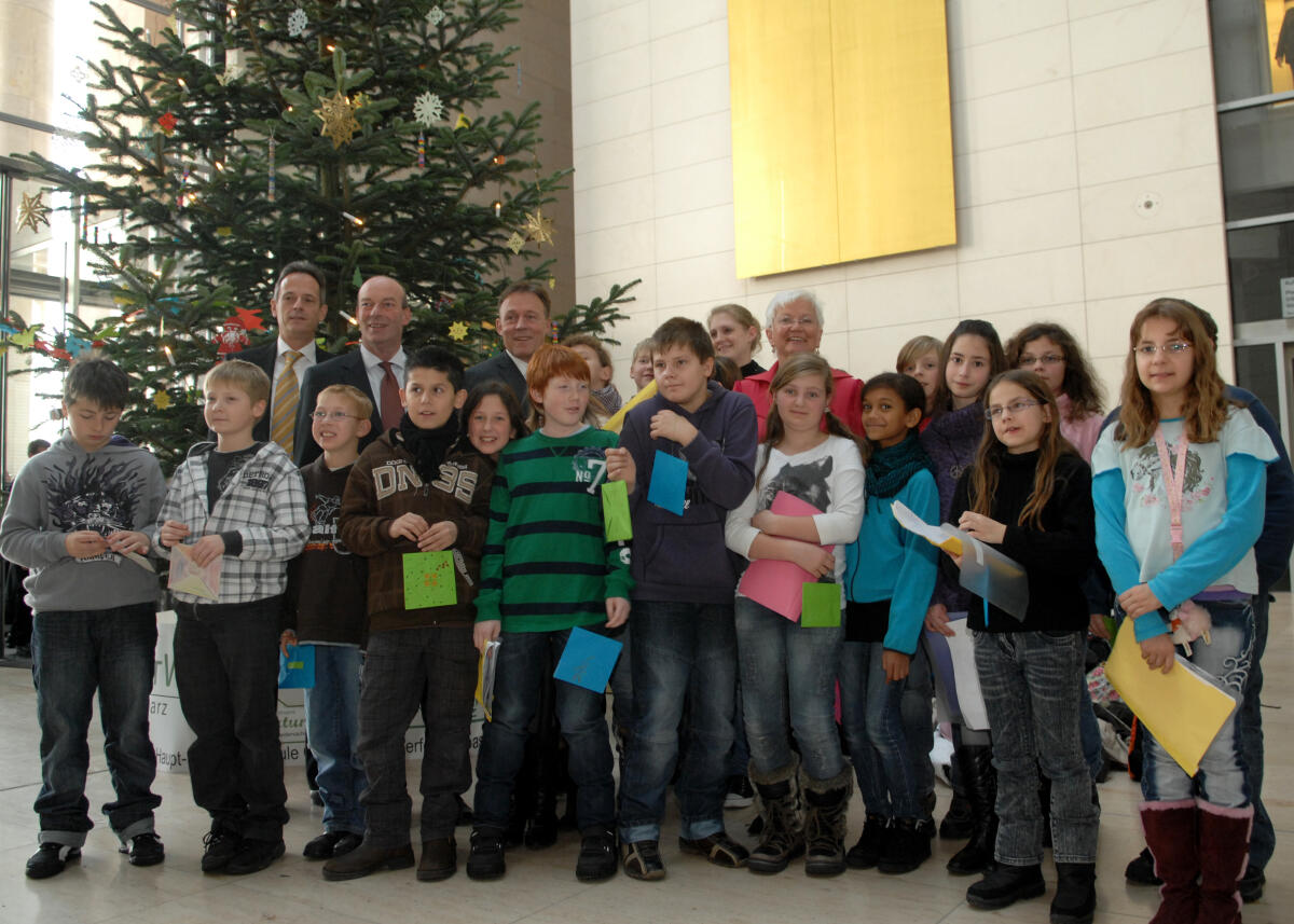 Hasselfeldt, Gerda Gerda Hasselfeldt nimmt den Weihnachtsbaum in der Westlobby entgegen.