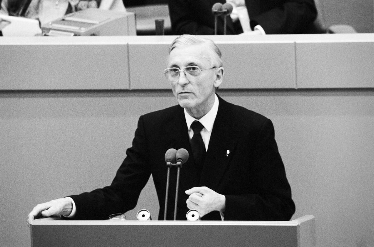 Knabe, Wilhelm Dr. Wilhelm Knabe, Die Grünen, MdB, hält eine Rede im Deutschen Bundestag.; Bundestagsabgeordneter, Abgeordneter, Rednerpult