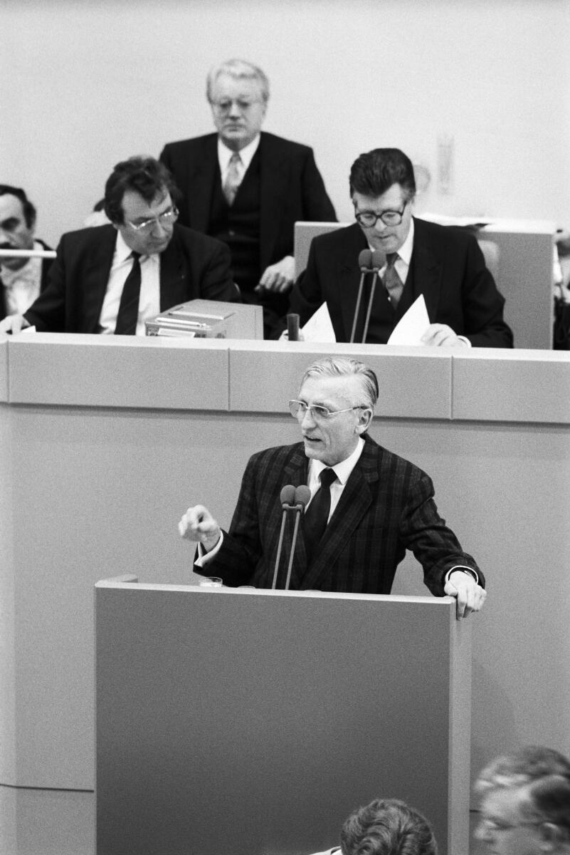 Dr. Wilhelm Knabe, Die Grünen, MdB, hält eine Rede im Deutschen Bundestag unter Vorsitz des Bundestagspräsidenten Philipp Jenninger, CDU/CSU, MdB.; Bundestagsabgeordneter, Abgeordneter, Rednerpult Knabe, Wilhelm; Jenninger, Philipp Dr. Wilhelm Knabe, Die Grünen, MdB, hält eine Rede im Deutschen Bundestag unter Vorsitz des Bundestagspräsidenten Philipp Jenninger, CDU/CSU, MdB.; Bundestagsabgeordneter, Abgeordneter, Rednerpult