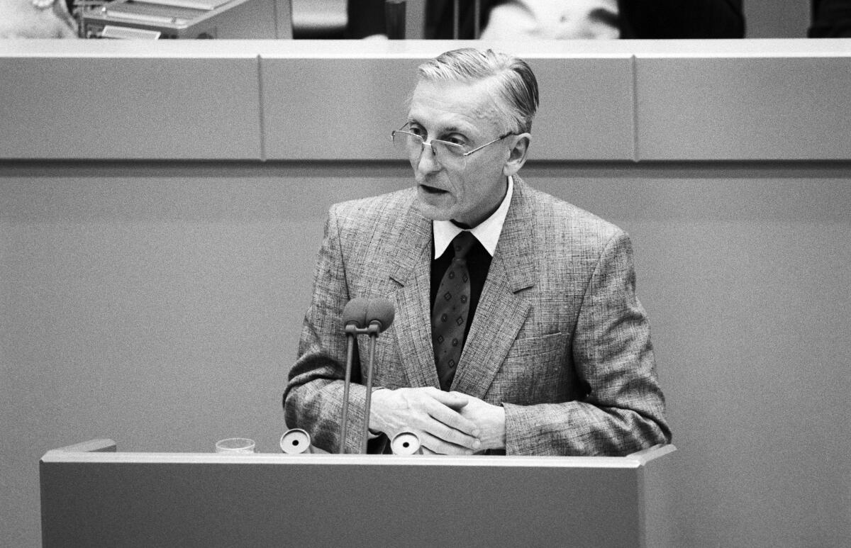 Dr. Wilhelm Knabe, Die Grünen, MdB, hält eine Rede im Deutschen Bundestag.; Bundestagsabgeordneter, Abgeordneter, Rednerpult Knabe, Wilhelm Dr. Wilhelm Knabe, Die Grünen, MdB, hält eine Rede im Deutschen Bundestag.; Bundestagsabgeordneter, Abgeordneter, Rednerpult