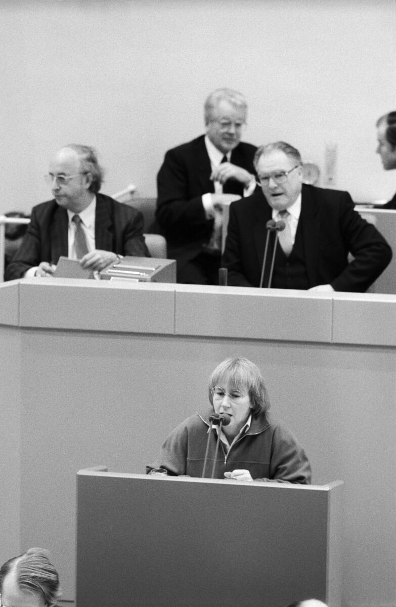 Jutta Oesterle-Schwerin, Bündnis 90/Die Grünen, MdB, hält eine Rede im Deutschen Bundestag.; Bundestagsabgeordnete, Abgeordnete, Rednerpult Oesterle-Schwerin, Jutta Jutta Oesterle-Schwerin, Bündnis 90/Die Grünen, MdB, hält eine Rede im Deutschen Bundestag.; Bundestagsabgeordnete, Abgeordnete, Rednerpult