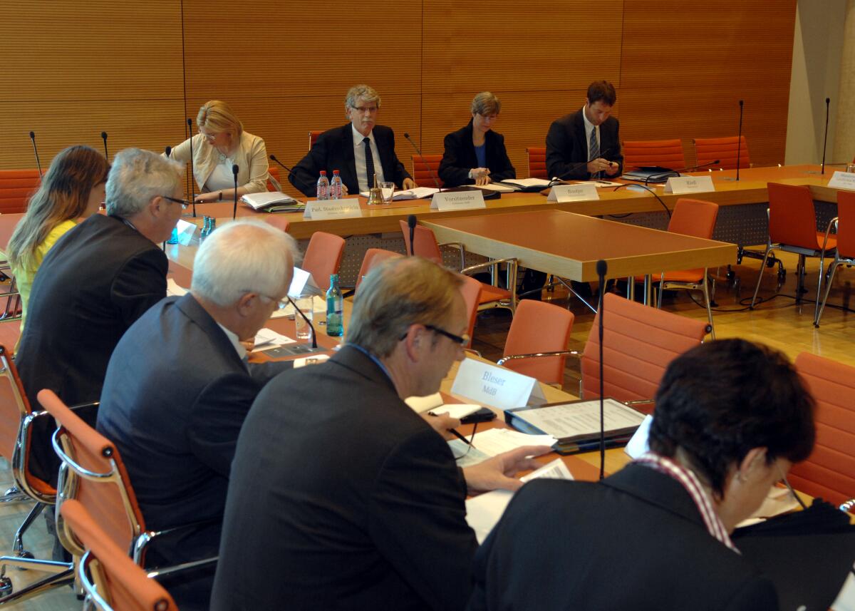 Michael Goldmann, (3.v.re), FDP, Vorsitzender des Ausschusses für Ernährung, Landwirtschaft und Verbraucherschutz, eröffnet und leitet mit Beteiligung von Sachverständigen die Ausschusssitzung zum Thema: "Verbraucherinformationsgesetz".; Übersicht. Goldmann, Hans-Michael Michael Goldmann, (3.v.re), FDP, Vorsitzender des Ausschusses für Ernährung, Landwirtschaft und Verbraucherschutz, eröffnet und leitet mit Beteiligung von Sachverständigen die Ausschusssitzung zum Thema: "Verbraucherinformationsgesetz".; Übersicht.