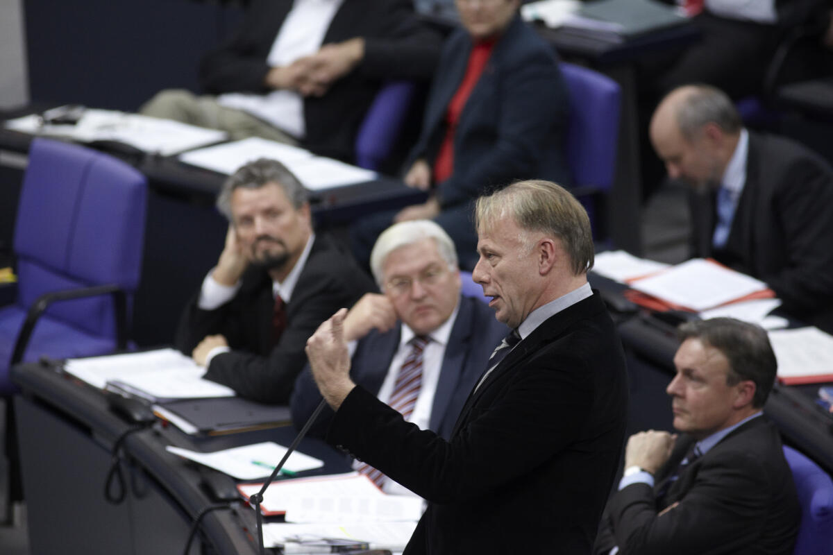 Fraktionsvorsitzender von Bündnis 90/Die Grünen Jürgen Trittin (stehend), MdB, stellt eine Frage.; Plenarsaal, Plenum, Abgeordneter, Gestik, aktuelle Stunde, Fragestunde Trittin, Jürgen Fraktionsvorsitzender von Bündnis 90/Die Grünen Jürgen Trittin (stehend), MdB, stellt eine Frage.; Plenarsaal, Plenum, Abgeordneter, Gestik, aktuelle Stunde, Fragestunde