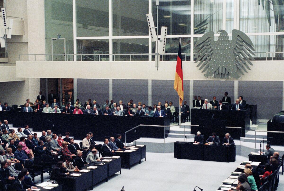 93. Plenarsitzung des 12. Deutschen Bundestages im Plenarsaal des Reichstagsgebäudes in Berlin.; Blick auf die Regierungsbank und den Vorsitz.; Bundestagsabgeordnete, Abgeordnete, Kabinett, Minister, Bundesminister 93. Plenarsitzung des 12. Deutschen Bundestages im Plenarsaal des Reichstagsgebäudes in Berlin.; Blick auf die Regierungsbank und den Vorsitz.; Bundestagsabgeordnete, Abgeordnete, Kabinett, Minister, Bundesminister