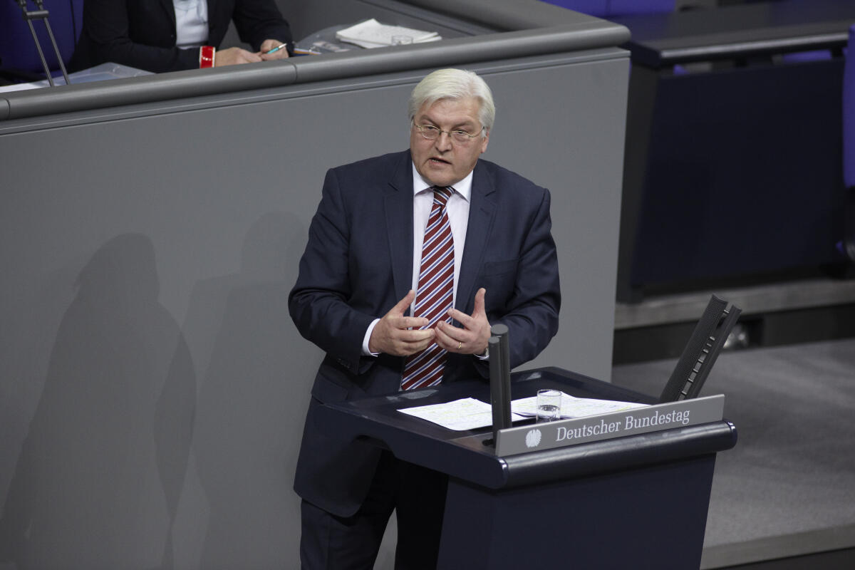 SPD Fraktionsvorsitzender Dr. Frank-Walter Steinmeier, SPD, MdB, bei seiner Rede im Plenarsaal.; Abgeordneter, Plenum, Redner, Rednerpult, Gestik, aktuelle Stunde, Fragestunde Steinmeier, Frank-Walter SPD Fraktionsvorsitzender Dr. Frank-Walter Steinmeier, SPD, MdB, bei seiner Rede im Plenarsaal.; Abgeordneter, Plenum, Redner, Rednerpult, Gestik, aktuelle Stunde, Fragestunde
