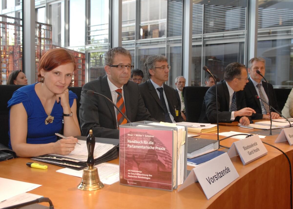 Katja Kipping, (li), DIE LINKE, Vorsitzende des Ausschusses für Arbeit und Soziales des Deutschen Bundestages, leitet die Ausschusssitzung, an der der Vorstandsvorsitzende der Bundesagentur für Arbeit, Frank-Jürgen Weise, (re), teilnimmt. Kipping, Katja; Weise, Frank-Jürgen Katja Kipping, (li), DIE LINKE, Vorsitzende des Ausschusses für Arbeit und Soziales des Deutschen Bundestages, leitet die Ausschusssitzung, an der der Vorstandsvorsitzende der Bundesagentur für Arbeit, Frank-Jürgen Weise, (re), teilnimmt.