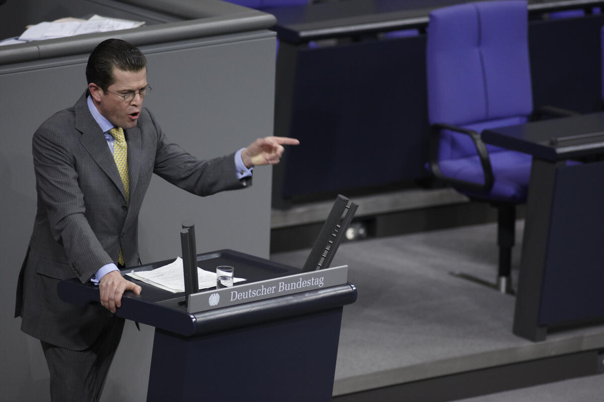 Bundesverteidigungsminister Dr. Freiherr Karl-Theodor zu Guttenberg, CDU/CSU, MdB, hält eine Rede im Plenarsaal.; Rednerpult, Gestik, Abgeordneter, aktuelle Stunde, Fragestunde Guttenberg, Karl-Theodor Freiherr zu Bundesverteidigungsminister Dr. Freiherr Karl-Theodor zu Guttenberg, CDU/CSU, MdB, hält eine Rede im Plenarsaal.; Rednerpult, Gestik, Abgeordneter, aktuelle Stunde, Fragestunde
