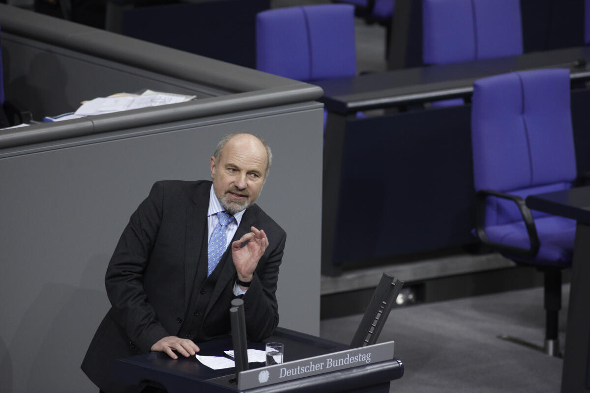 Rainer Arnold, SPD, MdB, bei seiner Rede im Plenarsaal.; Rednerpult, Abgeordneter, Gestik, aktuelle Stunde, Fragestunde Arnold, Rainer Rainer Arnold, SPD, MdB, bei seiner Rede im Plenarsaal.; Rednerpult, Abgeordneter, Gestik, aktuelle Stunde, Fragestunde