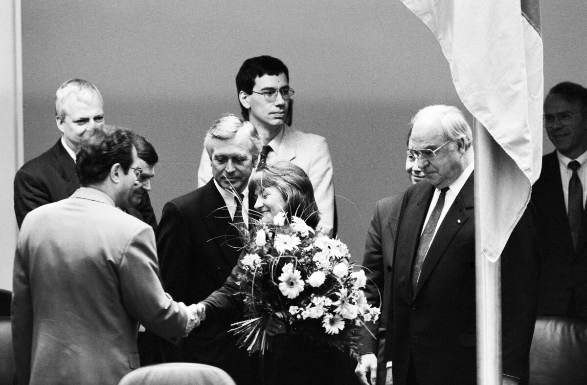 Der neue Bundesaußenminister Dr. Klaus Kinkel (links) gratuliert der neuen Justizministerin Sabine Leutheusser-Schnarrenberger (mitte) nach ihrer Vereidigung. Rechts: Bundeskanzler Helmut Kohl.; Bundespräsident Richard von Weizsäcker entließ den Bundesminister des Auswärtigen Hans-Dietrich Genscher, FDP, MdB, aus eigenem Wunsch aus seinem Amt als Bundesminister und ernannte den Bundesminister der Justiz Dr. Klaus Kinkel, FDP, MdB, zum Bundesminister des Auswärtigen sowie Sabine Leutheusser-Schnarrenberger, FDP, MdB, zur Bundesministerin der Justiz.; Gratulation, gratulieren, Minister, Kanzler Leutheusser-Schnarrenberger, Sabine; Kohl, Helmut; Kinkel, Klaus Der neue Bundesaußenminister Dr. Klaus Kinkel (links) gratuliert der neuen Justizministerin Sabine Leutheusser-Schnarrenberger (mitte) nach ihrer Vereidigung. Rechts: Bundeskanzler Helmut Kohl.; Bundespräsident Richard von Weizsäcker entließ den Bundesminister des Auswärtigen Hans-Dietrich Genscher, FDP, MdB, aus eigenem Wunsch aus seinem Amt als Bundesminister und ernannte den Bundesminister der Justiz Dr. Klaus Kinkel, FDP, MdB, zum Bundesminister des Auswärtigen sowie Sabine Leutheusser-Schnarrenberger, FDP, MdB, zur Bundesministerin der Justiz.; Gratulation, gratulieren, Minister, Kanzler