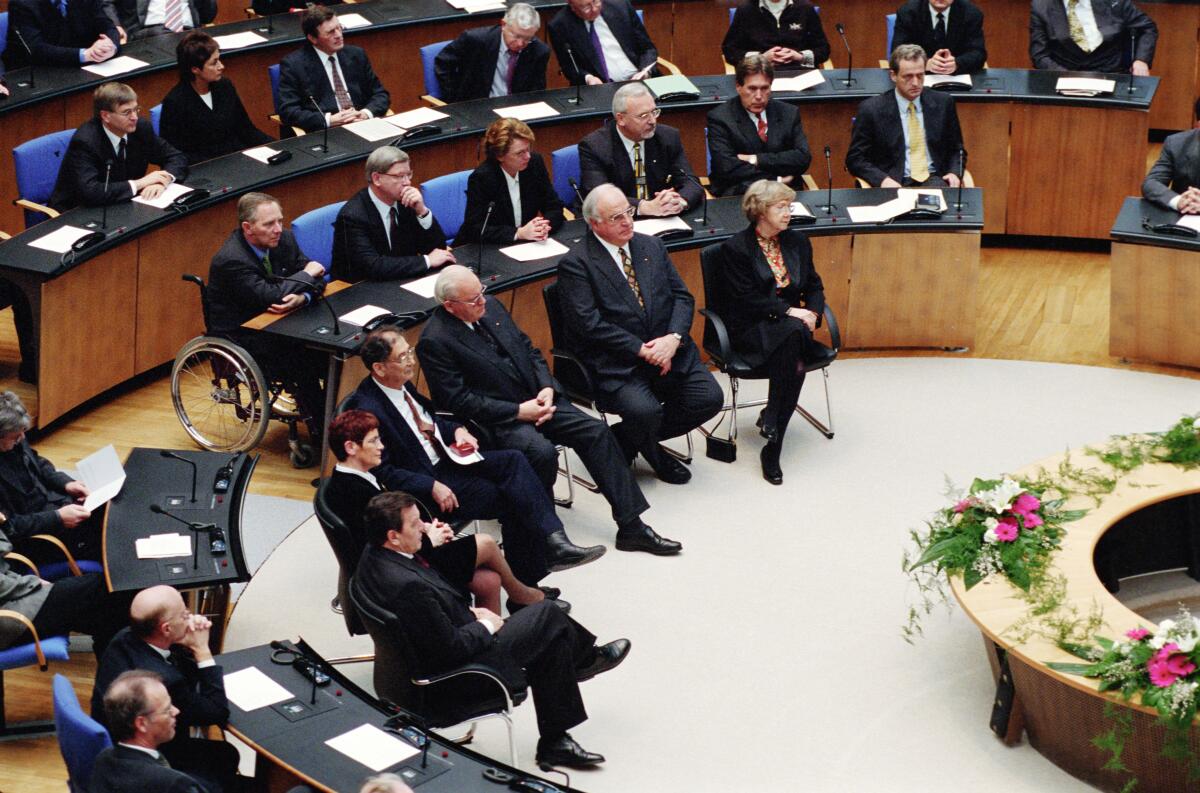 Gedenkveranstaltung anläßlich des "Tages des Gedenkens an die Opfer des Nationalsozialismus" im Plenarsaal des Deutschen Bundestages.; Vordere Reihe von vorne nach hinten: Gerhard Schröder, SPD, MdB, Bundestagspräsidentin Prof. Dr. Rita Süssmuth, CDU/CSU, MdB, Prof. Dr. Yehuda Bauer, ehemaliger Leiter des Instituts für Zeitgenössisches Judentum an der Hebräischen Universität sowie Direktor des International Center for Holocaust Studies in der israelischen Gedenkstätte Yad Vashem, Bundespräsident Roman Herzog, CDU, Bundeskanzler Helmut Kohl, CDU/CSU, MdB, und Präsidentin des Bundesverfassungsgerichts Jutta Limbach, SPD.; Kanzler, Präsident, Präsidentin, Bundestagsabgeordnete, Abgeordnete, Gedenkfeier Schröder, Gerhard; Süssmuth, Rita; Herzog, Roman; Kohl, Helmut; Limbach, Jutta; Bauer, Yehuda Gedenkveranstaltung anläßlich des "Tages des Gedenkens an die Opfer des Nationalsozialismus" im Plenarsaal des Deutschen Bundestages.; Vordere Reihe von vorne nach hinten: Gerhard Schröder, SPD, MdB, Bundestagspräsidentin Prof. Dr. Rita Süssmuth, CDU/CSU, MdB, Prof. Dr. Yehuda Bauer, ehemaliger Leiter des Instituts für Zeitgenössisches Judentum an der Hebräischen Universität sowie Direktor des International Center for Holocaust Studies in der israelischen Gedenkstätte Yad Vashem, Bundespräsident Roman Herzog, CDU, Bundeskanzler Helmut Kohl, CDU/CSU, MdB, und Präsidentin des Bundesverfassungsgerichts Jutta Limbach, SPD.; Kanzler, Präsident, Präsidentin, Bundestagsabgeordnete, Abgeordnete, Gedenkfeier