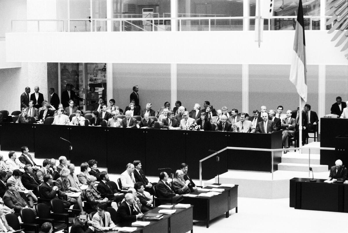 93. Plenarsitzung des 12. Deutschen Bundestages im Plenarsaal des Reichstagsgebäudes in Berlin.; Blick auf die Regierungsbank.; Bundestagsabgeordnete, Abgeordnete, Kabinett, Minister, Bundesminister 93. Plenarsitzung des 12. Deutschen Bundestages im Plenarsaal des Reichstagsgebäudes in Berlin.; Blick auf die Regierungsbank.; Bundestagsabgeordnete, Abgeordnete, Kabinett, Minister, Bundesminister