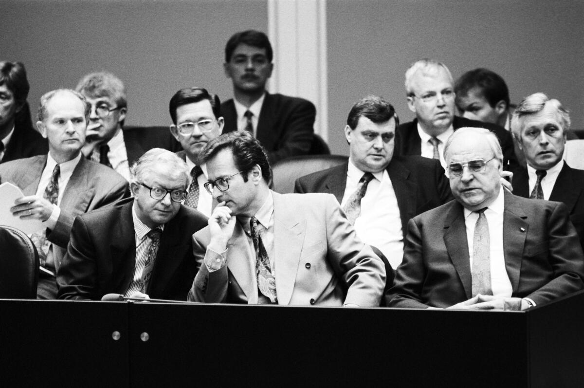 Kohl, Helmut; Kinkel, Klaus; Seiters, Rudolf 93. Plenarsitzung des 12. Deutschen Bundestages im Plenarsaal des Reichstagsgebäudes in Berlin.; Blick auf das Bundeskabinett mit Bundeskanzler Helmut Kohl, CDU/CSU, MdB (rechts), dem neuen Bundesaußenminister Klaus Kinkel, FDP, MdB (mitte) und dem Bundesinnenminister Rudolf Seiters, CDU/CSU, MdB (links); Bundestagsabgeordnete, Abgeordnete, Regierung, Kabinett, Kanzler, Minister