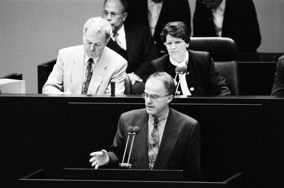 93. Plenarsitzung des 12. Deutschen Bundestages im Plenarsaal des Reichstagsgebäudes in Berlin.; Dr. Jürgen Rüttgers, CDU/CSU, MdB, hält eine Rede im Deutschen Bundestag unter dem Vorsitz der Bundestagspräsidentin Prof. Dr. Rita Süssmuth, CDU/CSU, MdB.; Bundestagsabgeordneter, Abgeordneter, Rednerpult Rüttgers, Jürgen 93. Plenarsitzung des 12. Deutschen Bundestages im Plenarsaal des Reichstagsgebäudes in Berlin.; Dr. Jürgen Rüttgers, CDU/CSU, MdB, hält eine Rede im Deutschen Bundestag unter dem Vorsitz der Bundestagspräsidentin Prof. Dr. Rita Süssmuth, CDU/CSU, MdB.; Bundestagsabgeordneter, Abgeordneter, Rednerpult