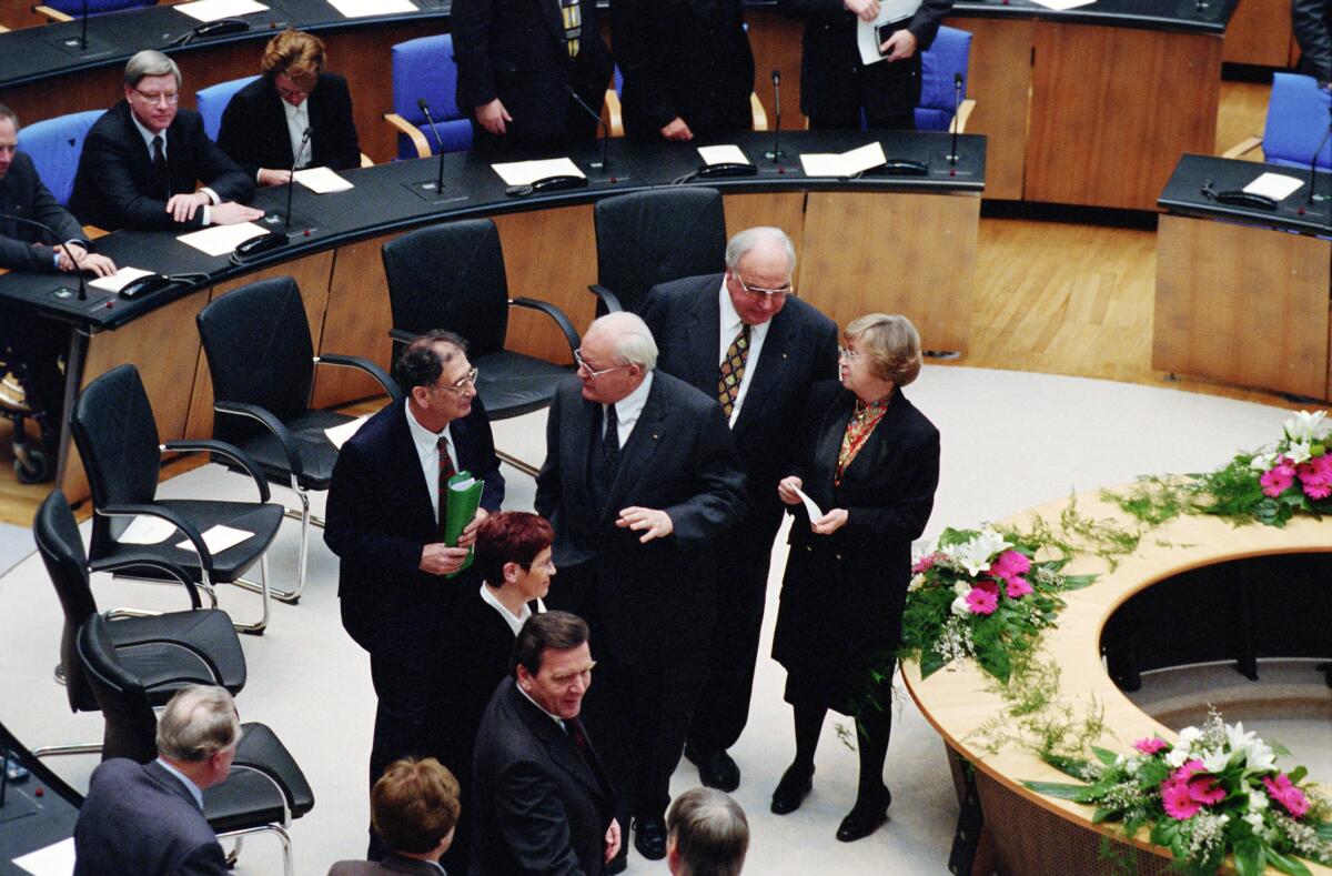 Gedenkveranstaltung anläßlich des "Tages des Gedenkens an die Opfer des Nationalsozialismus" im Plenarsaal des Deutschen Bundestages.; Gruppe stehend von vorne nach hinten: Gerhard Schröder, SPD, MdB, Bundestagspräsidentin Prof. Dr. Rita Süssmuth, CDU/CSU, MdB, Prof. Dr. Yehuda Bauer, ehemaliger Leiter des Instituts für Zeitgenössisches Judentum an der Hebräischen Universität sowie Direktor des International Center for Holocaust Studies in der israelischen Gedenkstätte Yad Vashem, Bundespräsident Roman Herzog, CDU, Bundeskanzler Helmut Kohl, CDU/CSU, MdB, und Präsidentin des Bundesverfassungsgerichts Jutta Limbach, SPD.; Kanzler, Präsident, Präsidentin, Bundestagsabgeordnete, Abgeordnete, Gedenkfeier Schröder, Gerhard; Süssmuth, Rita; Herzog, Roman; Kohl, Helmut; Limbach, Jutta; Bauer, Yehuda Gedenkveranstaltung anläßlich des "Tages des Gedenkens an die Opfer des Nationalsozialismus" im Plenarsaal des Deutschen Bundestages.; Gruppe stehend von vorne nach hinten: Gerhard Schröder, SPD, MdB, Bundestagspräsidentin Prof. Dr. Rita Süssmuth, CDU/CSU, MdB, Prof. Dr. Yehuda Bauer, ehemaliger Leiter des Instituts für Zeitgenössisches Judentum an der Hebräischen Universität sowie Direktor des International Center for Holocaust Studies in der israelischen Gedenkstätte Yad Vashem, Bundespräsident Roman Herzog, CDU, Bundeskanzler Helmut Kohl, CDU/CSU, MdB, und Präsidentin des Bundesverfassungsgerichts Jutta Limbach, SPD.; Kanzler, Präsident, Präsidentin, Bundestagsabgeordnete, Abgeordnete, Gedenkfeier