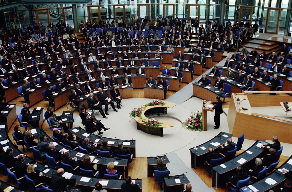Gedenkveranstaltung anläßlich des "Tages des Gedenkens an die Opfer des Nationalsozialismus" im Plenarsaal des Deutschen Bundestages.; Diesjähriger Gastredner Prof. Dr. Yehuda Bauer, ehemaliger Leiter des Instituts für Zeitgenössisches Judentum an der Hebräischen Universität sowie Direktor des International Center for Holocaust Studies in der israelischen Gedenkstätte Yad Vashem, spricht vor dem Deutschen Bundestag.; Bundestagsabgeordnete, Abgeordnete, Gedenkfeier Bauer, Yehuda Gedenkveranstaltung anläßlich des "Tages des Gedenkens an die Opfer des Nationalsozialismus" im Plenarsaal des Deutschen Bundestages.; Diesjähriger Gastredner Prof. Dr. Yehuda Bauer, ehemaliger Leiter des Instituts für Zeitgenössisches Judentum an der Hebräischen Universität sowie Direktor des International Center for Holocaust Studies in der israelischen Gedenkstätte Yad Vashem, spricht vor dem Deutschen Bundestag.; Bundestagsabgeordnete, Abgeordnete, Gedenkfeier