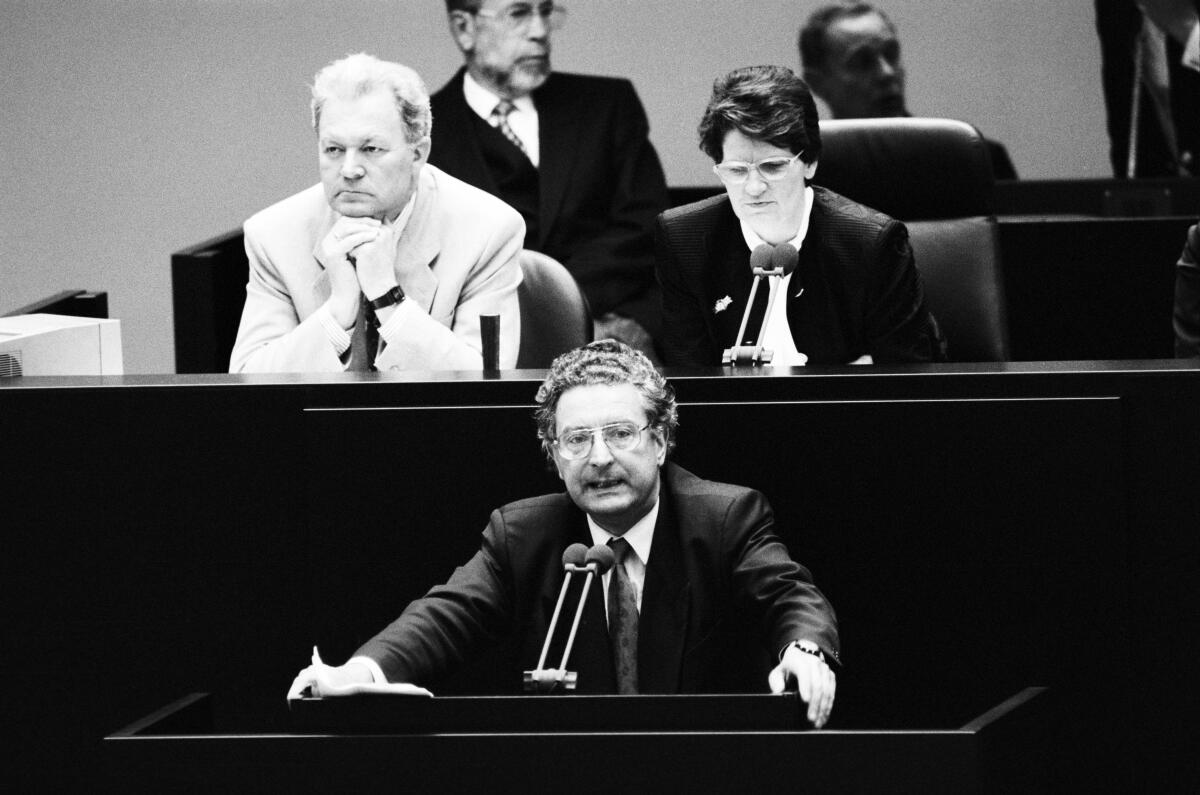 Baum, Gerhart 93. Plenarsitzung des 12. Deutschen Bundestages im Plenarsaal des Reichstagsgebäudes in Berlin.; Gerhart Baum, FDP, MdB, hält eine Rede im Deutschen Bundestag unter dem Vorsitz der Bundestagspräsidentin Prof. Dr. Rita Süssmuth, CDU/CSU, MdB.; Bundestagsabgeordneter, Abgeordneter, Rednerpult
