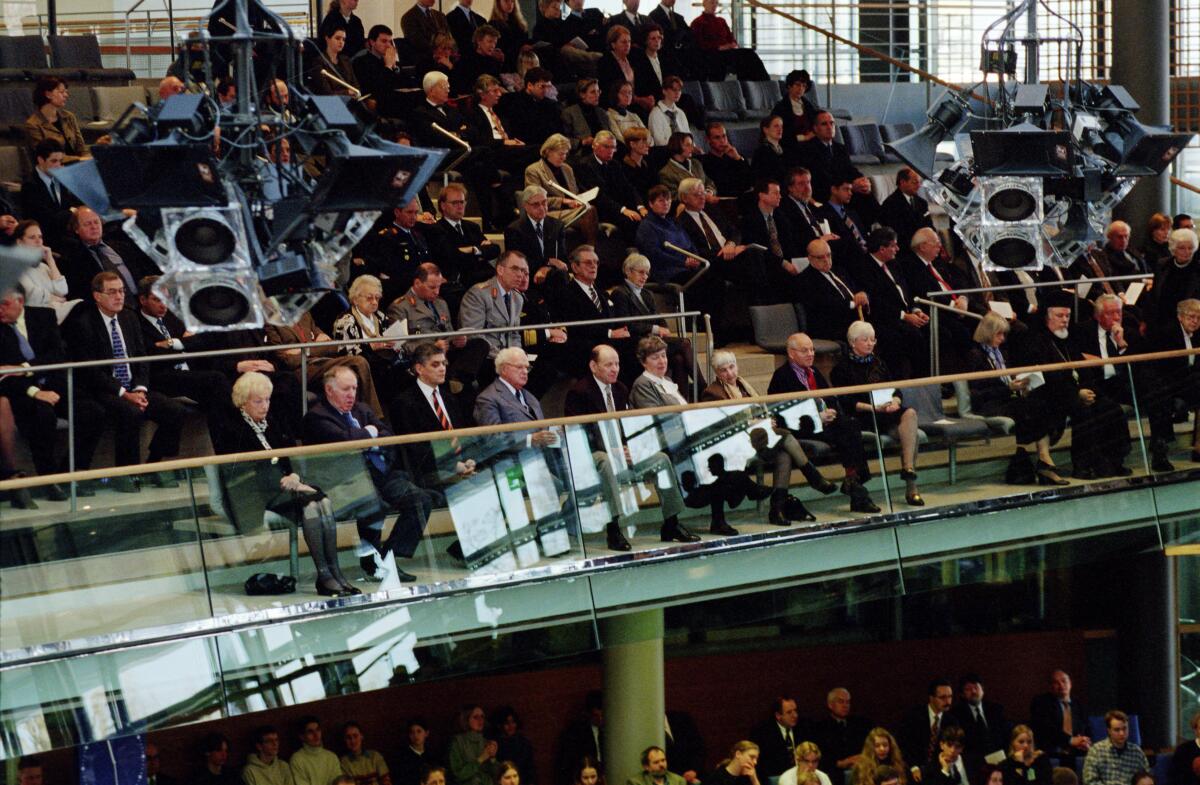 Gedenkveranstaltung anläßlich des "Tages des Gedenkens an die Opfer des Nationalsozialismus" im Plenarsaal des Deutschen Bundestages.; Blick auf die Besuchertribüne. 1. Reihe v.l.n.r.: Annemarie Renger, SPD, Ignaz Bubis vom Zentralrat der Juden, Romani Rose vom Zentralrat Deutscher Sinti und Roma und Bundestagspräsident a.D. Richard Stücklen, CSU.; Besucher, Gäste, Tribüne, Gedenkfeier Renger, Annemarie; Stücklen, Richard Gedenkveranstaltung anläßlich des "Tages des Gedenkens an die Opfer des Nationalsozialismus" im Plenarsaal des Deutschen Bundestages.; Blick auf die Besuchertribüne. 1. Reihe v.l.n.r.: Annemarie Renger, SPD, Ignaz Bubis vom Zentralrat der Juden, Romani Rose vom Zentralrat Deutscher Sinti und Roma und Bundestagspräsident a.D. Richard Stücklen, CSU.; Besucher, Gäste, Tribüne, Gedenkfeier