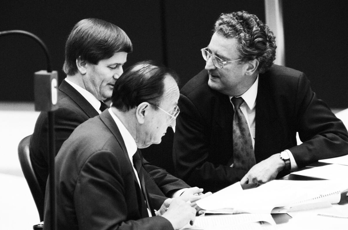 93. Plenarsitzung des 12. Deutschen Bundestages im Plenarsaal des Reichstagsgebäudes in Berlin.; Dr. Wolfgang Weng, FDP, MdB (mitte) im Gespräch mit Gerhart Baum, FDP, MdB (rechts) und Hans-Dietrich Genscher, FDP, MdB (links).; Bundestagsabgeordnete, Abgeordnete Genscher, Hans-Dietrich; Baum, Gerhart; Weng, Wolfgang 93. Plenarsitzung des 12. Deutschen Bundestages im Plenarsaal des Reichstagsgebäudes in Berlin.; Dr. Wolfgang Weng, FDP, MdB (mitte) im Gespräch mit Gerhart Baum, FDP, MdB (rechts) und Hans-Dietrich Genscher, FDP, MdB (links).; Bundestagsabgeordnete, Abgeordnete