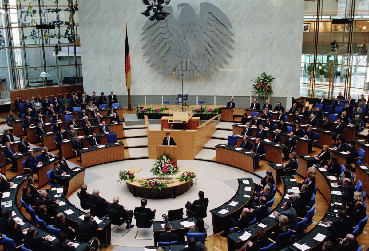 Gedenkveranstaltung anläßlich des "Tages des Gedenkens an die Opfer des Nationalsozialismus" im Plenarsaal des Deutschen Bundestages.; Bundestagspräsidentin Prof. Dr. Rita Süssmuth, CDU/CSU, MdB, hält eine Rede. Blick ins Plenum.; Präsidentin, Bundestagsabgeordnete, Abgeordnete, Gedenkfeier, Rednerpult Süssmuth, Rita Gedenkveranstaltung anläßlich des "Tages des Gedenkens an die Opfer des Nationalsozialismus" im Plenarsaal des Deutschen Bundestages.; Bundestagspräsidentin Prof. Dr. Rita Süssmuth, CDU/CSU, MdB, hält eine Rede. Blick ins Plenum.; Präsidentin, Bundestagsabgeordnete, Abgeordnete, Gedenkfeier, Rednerpult