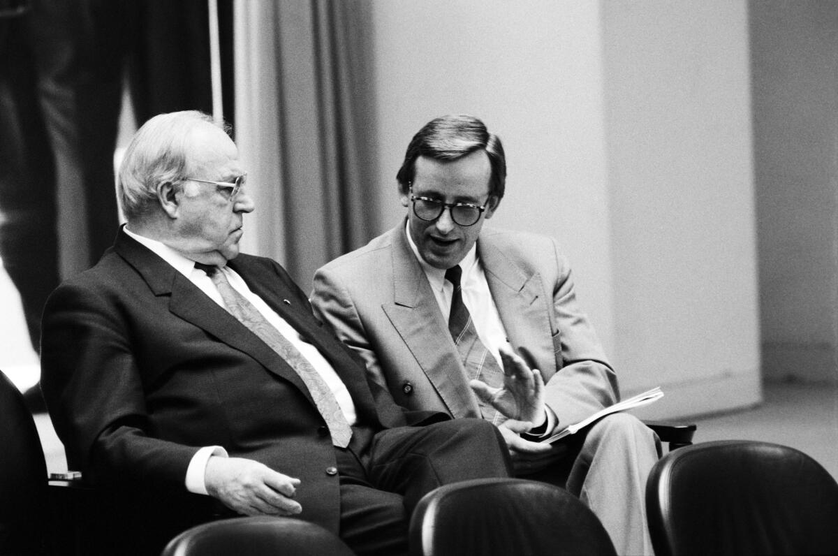93. Plenarsitzung des 12. Deutschen Bundestages im Plenarsaal des Reichstagsgebäudes in Berlin.; Hier: Bundeskanzler Helmut Kohl, CDU/CSU, MdB (links).; Bundestagsabgeordnete, Abgeordnete, Kanzler Kohl, Helmut 93. Plenarsitzung des 12. Deutschen Bundestages im Plenarsaal des Reichstagsgebäudes in Berlin.; Hier: Bundeskanzler Helmut Kohl, CDU/CSU, MdB (links).; Bundestagsabgeordnete, Abgeordnete, Kanzler