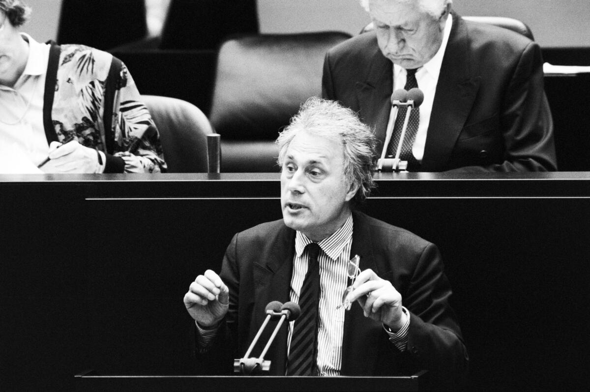 Duve, Freimut 93. Plenarsitzung des 12. Deutschen Bundestages im Plenarsaal des Reichstagsgebäudes in Berlin.; Freimut Duve, SPD, MdB, hält eine Rede im Deutschen Bundestag.; Bundestagsabgeordneter, Abgeordneter, Rednerpult