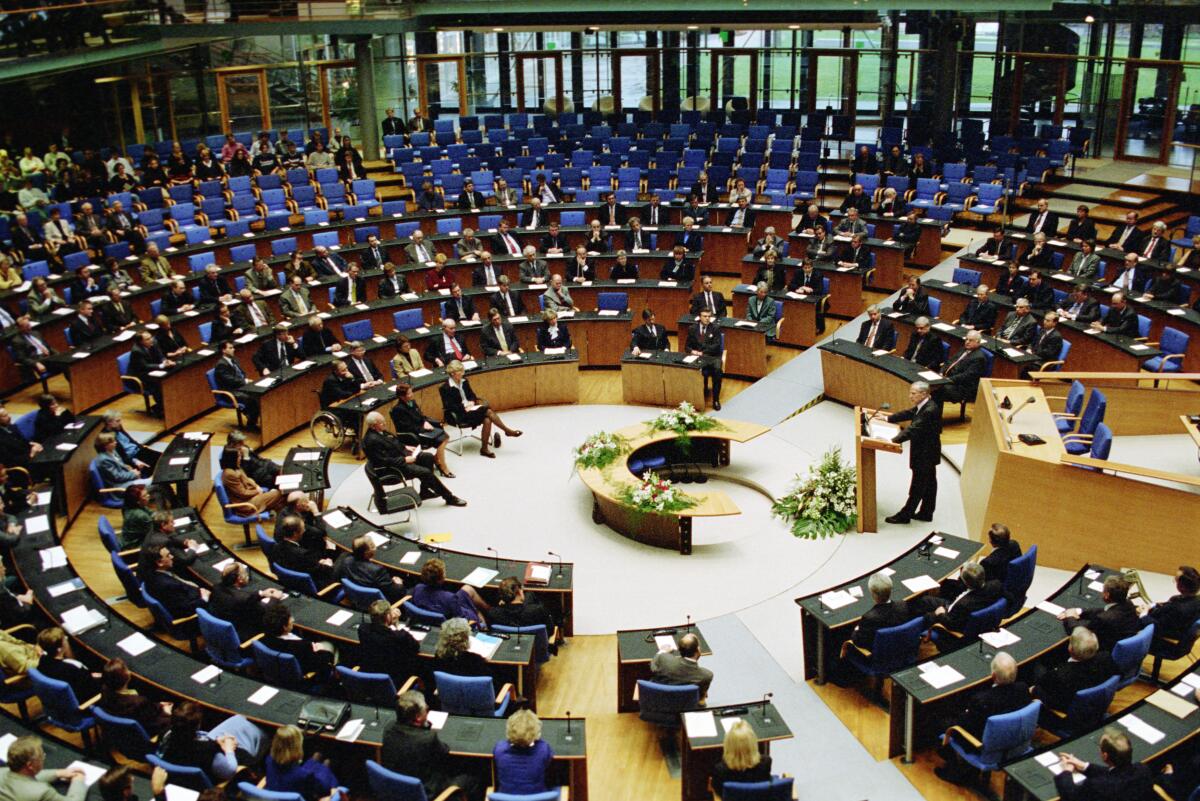 Gedenkveranstaltung anläßlich des "Tages des Gedenkens an die Opfer des Nationalsozialismus" im Plenarsaal des Deutschen Bundestages.; Bundesbildungsminister a.D. und ehemaliger Erster Bürgermeister der Freien und Hansestadt Hamburg Dr. Klaus von Dohnanyi, SPD, hält eine Rede. Blick ins Plenum.; Rede, Bundestagsabgeordnete, Abgeordnete, Gedenkfeier Dohnanyi, Klaus von Gedenkveranstaltung anläßlich des "Tages des Gedenkens an die Opfer des Nationalsozialismus" im Plenarsaal des Deutschen Bundestages.; Bundesbildungsminister a.D. und ehemaliger Erster Bürgermeister der Freien und Hansestadt Hamburg Dr. Klaus von Dohnanyi, SPD, hält eine Rede. Blick ins Plenum.; Rede, Bundestagsabgeordnete, Abgeordnete, Gedenkfeier