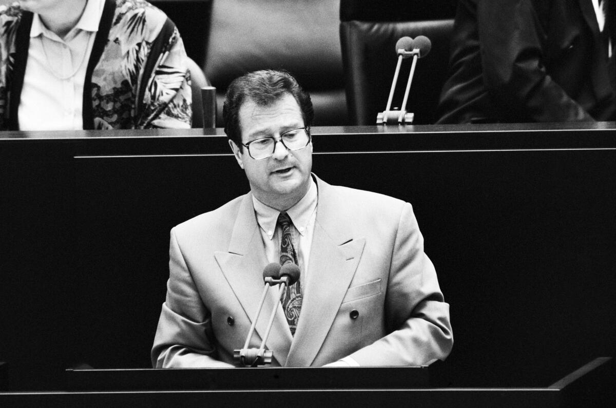 93. Plenarsitzung des 12. Deutschen Bundestages im Plenarsaal des Reichstagsgebäudes in Berlin.; Der neue Bundesaußenminister Dr. Klaus Kinkel, FDP, MdB, hält eine Rede im Deutschen Bundestag.; Bundestagsabgeordneter, Abgeordneter, Rednerpult Kinkel, Klaus 93. Plenarsitzung des 12. Deutschen Bundestages im Plenarsaal des Reichstagsgebäudes in Berlin.; Der neue Bundesaußenminister Dr. Klaus Kinkel, FDP, MdB, hält eine Rede im Deutschen Bundestag.; Bundestagsabgeordneter, Abgeordneter, Rednerpult