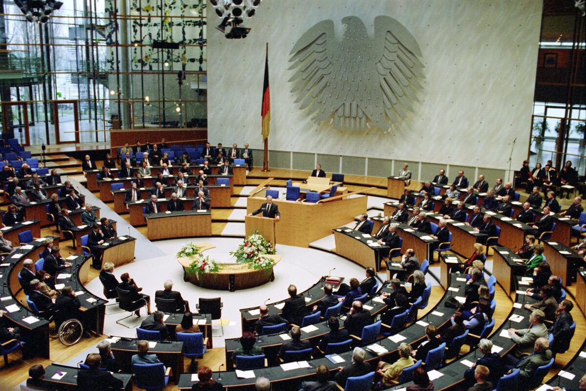 Gedenkveranstaltung anläßlich des "Tages des Gedenkens an die Opfer des Nationalsozialismus" im Plenarsaal des Deutschen Bundestages.; Bundesbildungsminister a.D. und ehemaliger Erster Bürgermeister der Freien und Hansestadt Hamburg Dr. Klaus von Dohnanyi, SPD, hält eine Rede. Blick ins Plenum.; Rede, Bundestagsabgeordnete, Abgeordnete, Gedenkfeier Dohnanyi, Klaus von Gedenkveranstaltung anläßlich des "Tages des Gedenkens an die Opfer des Nationalsozialismus" im Plenarsaal des Deutschen Bundestages.; Bundesbildungsminister a.D. und ehemaliger Erster Bürgermeister der Freien und Hansestadt Hamburg Dr. Klaus von Dohnanyi, SPD, hält eine Rede. Blick ins Plenum.; Rede, Bundestagsabgeordnete, Abgeordnete, Gedenkfeier