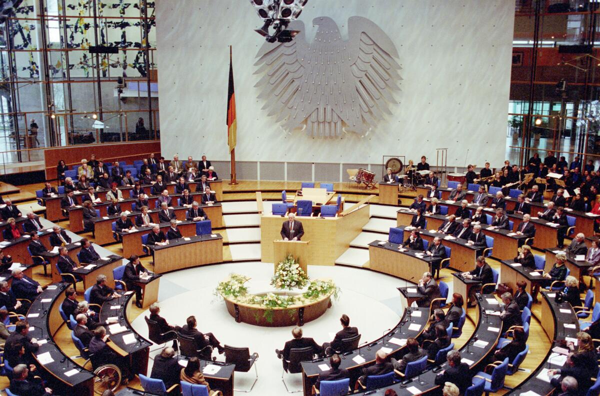Herzog, Roman Gedenkveranstaltung anläßlich des "Tages des Gedenkens an die Opfer des Nationalsozialismus" im Plenarsaal des Deutschen Bundestages.; Bundespräsident Prof. Dr. Roman Herzog, CDU, hält eine Ansprache. Blick ins Plenum.; Präsident, Rednerpult, Rede, Bundestagsabgeordnete, Abgeordnete, Gedenkfeier