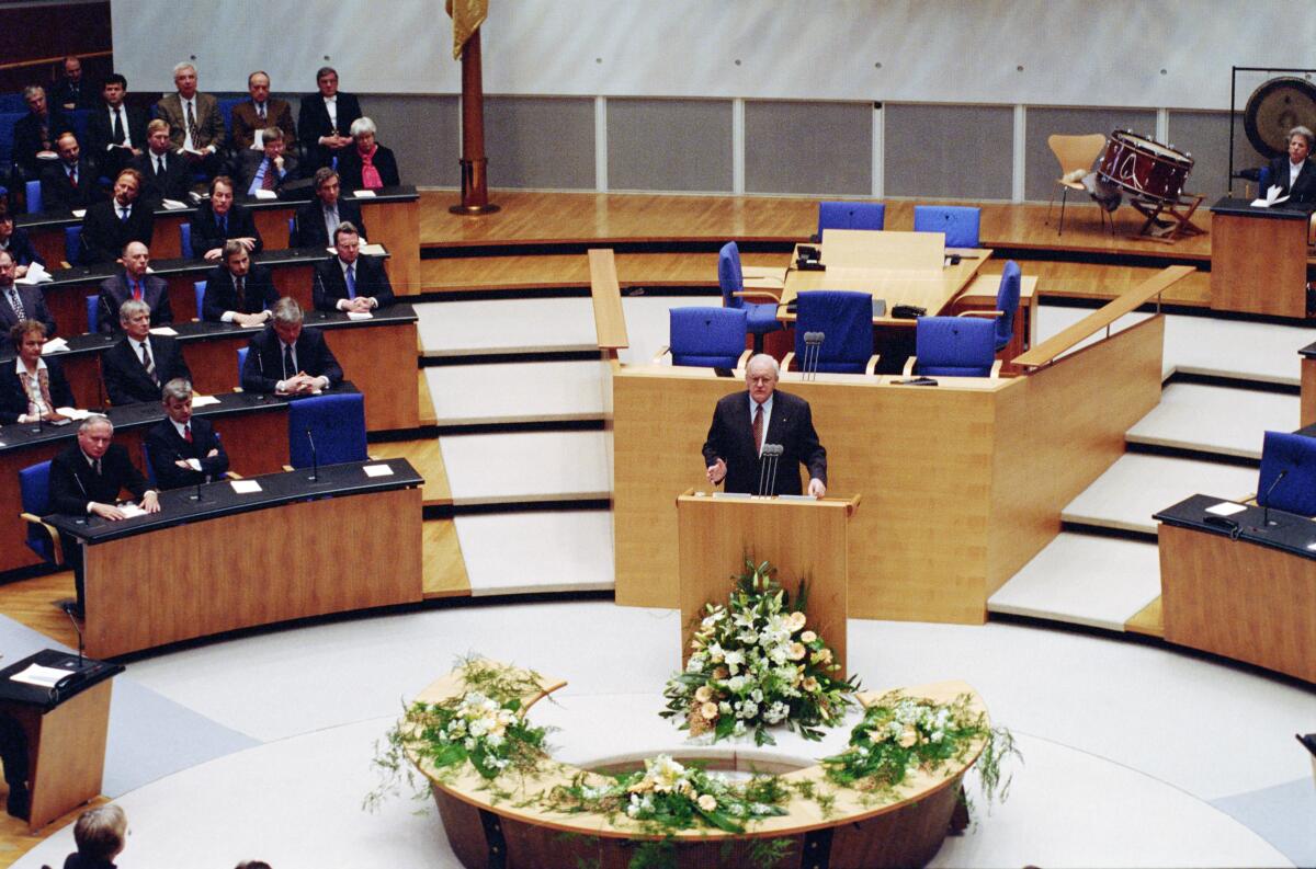 Gedenkveranstaltung anläßlich des "Tages des Gedenkens an die Opfer des Nationalsozialismus" im Plenarsaal des Deutschen Bundestages.; Bundespräsident Prof. Dr. Roman Herzog, CDU, hält eine Ansprache. Blick auf Präsidium und Regierungsbank.; Präsident, Rednerpult, Rede, Bundestagsabgeordnete, Abgeordnete, Kabinett, Minister, Präsidium, Gedenkfeier Herzog, Roman Gedenkveranstaltung anläßlich des "Tages des Gedenkens an die Opfer des Nationalsozialismus" im Plenarsaal des Deutschen Bundestages.; Bundespräsident Prof. Dr. Roman Herzog, CDU, hält eine Ansprache. Blick auf Präsidium und Regierungsbank.; Präsident, Rednerpult, Rede, Bundestagsabgeordnete, Abgeordnete, Kabinett, Minister, Präsidium, Gedenkfeier