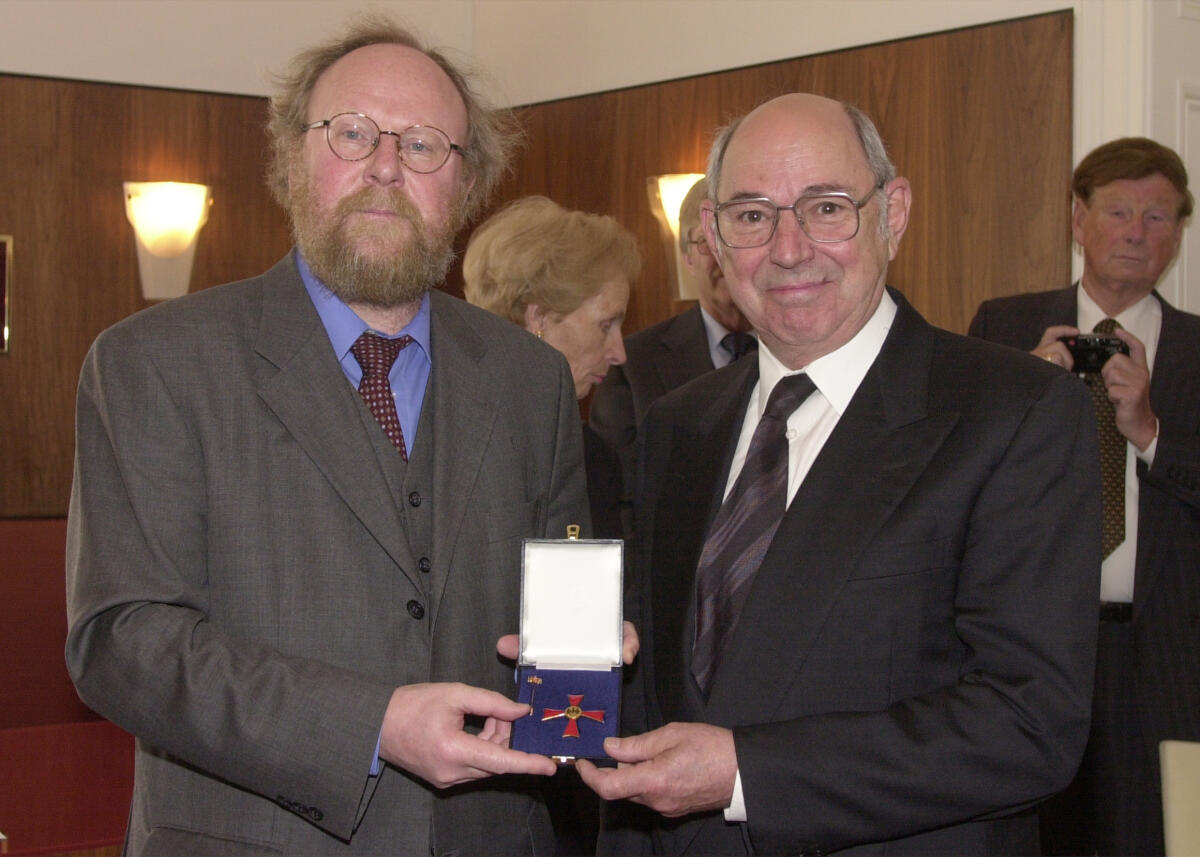 Prof. Fritz Eller, Vorsitzender des Bauauschusses des Aufsichtsrates, wird von Bundestagspräsident Wolfgang Thierse, SPD, links, mit dem Verdienstkreuz 1. Klasse des Verdienstordens der Bundesrepublik Deutschland ausgezeichnet.; Auszeichnung, Orden Thierse, Wolfgang Prof. Fritz Eller, Vorsitzender des Bauauschusses des Aufsichtsrates, wird von Bundestagspräsident Wolfgang Thierse, SPD, links, mit dem Verdienstkreuz 1. Klasse des Verdienstordens der Bundesrepublik Deutschland ausgezeichnet.; Auszeichnung, Orden