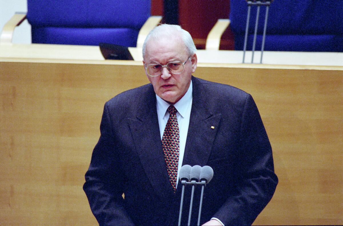Herzog, Roman Gedenkveranstaltung anläßlich des "Tages des Gedenkens an die Opfer des Nationalsozialismus" im Plenarsaal des Deutschen Bundestages.; Bundespräsident Prof. Dr. Roman Herzog, CDU, hält eine Ansprache.; Präsident, Rednerpult, Rede, Gedenkfeier