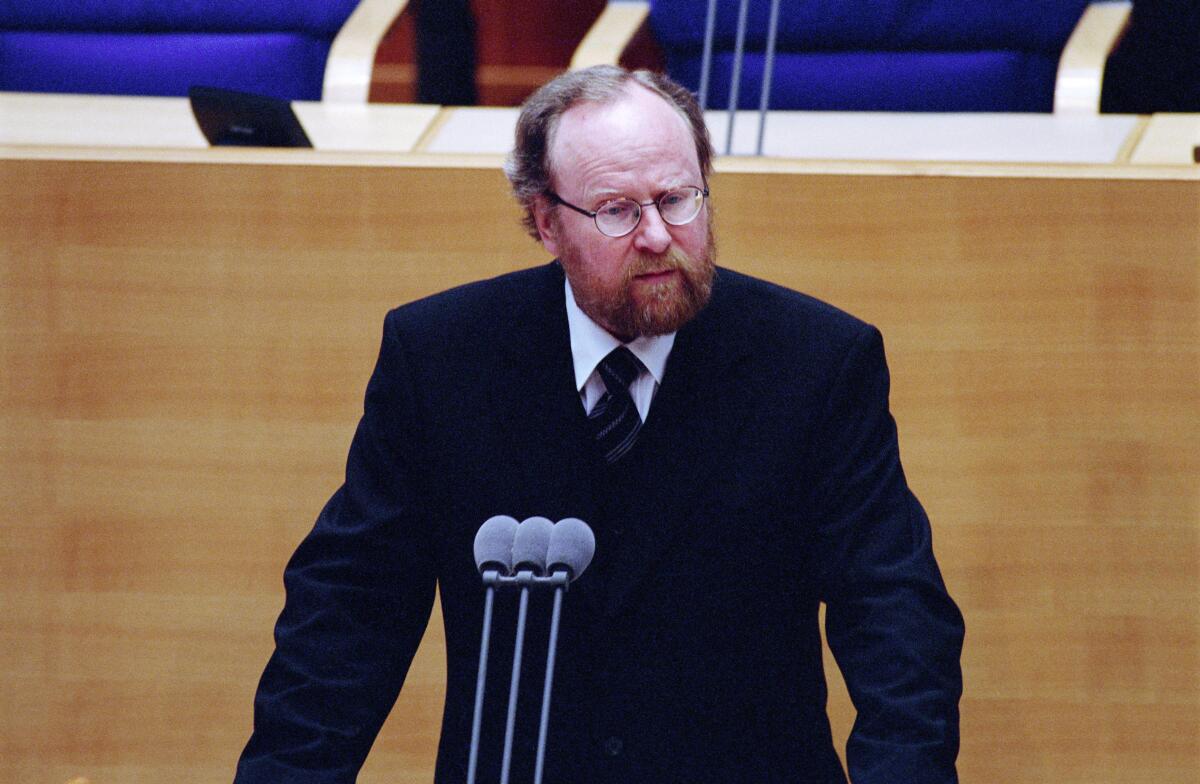 Thierse, Wolfgang Gedenkveranstaltung anläßlich des "Tages des Gedenkens an die Opfer des Nationalsozialismus" im Plenarsaal des Deutschen Bundestages.; Bundestagspräsident Wolfgang Thierse, SPD, MdB, hält eine Rede.; Präsident, Rednerpult, Gedenkfeier