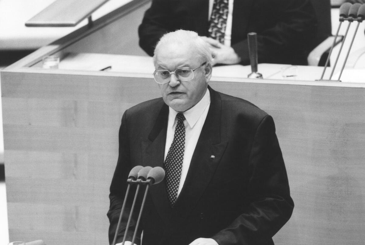 Herzog, Roman Gedenktag für die Opfer des Nationalsozialismus im Rahmen einer Sonderveranstaltung des Deutschen Bundestages.; Bundespräsident Prof. Dr. Roman Herzog, CDU, hält eine Rede.; Präsident, Gedenkfeier, Rednerpult