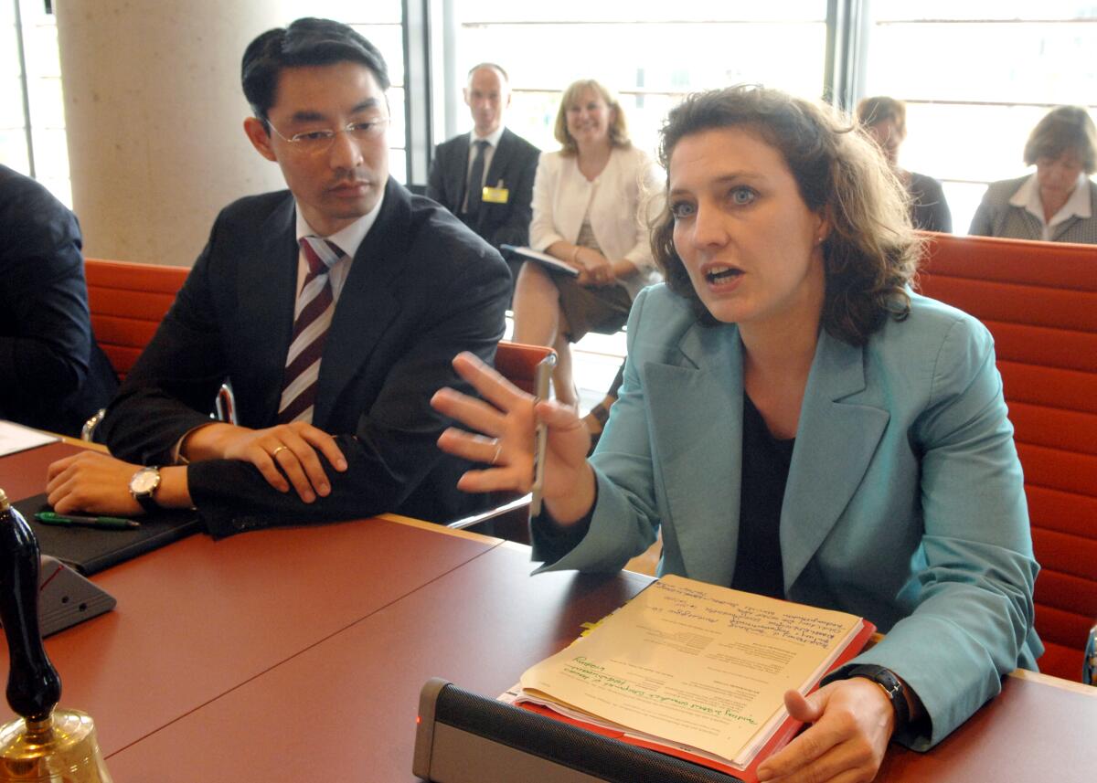 Dr. Carola Reimann, SPD, Vorsitzende des Ausschusses für Gesundheit des Deutschen Bundestages, leitet die Ausschusssitzung, an der Bundesgesundheitsminister Dr. Philipp Rösler, FDP, teil nimmt. Reimann, Carola; Rösler, Philipp Dr. Carola Reimann, SPD, Vorsitzende des Ausschusses für Gesundheit des Deutschen Bundestages, leitet die Ausschusssitzung, an der Bundesgesundheitsminister Dr. Philipp Rösler, FDP, teil nimmt.