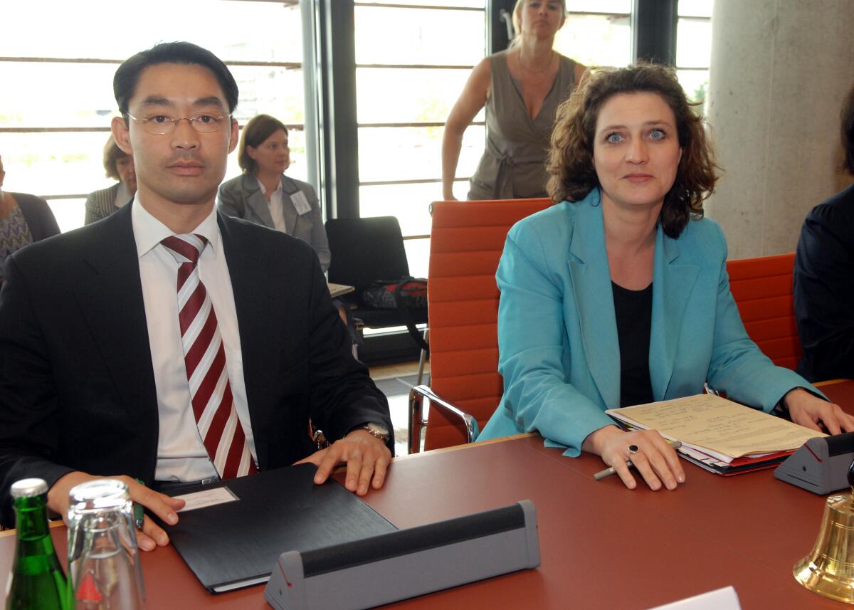 Reimann, Carola; Rösler, Philipp Dr. Carola Reimann, SPD, Vorsitzende des Ausschusses für Gesundheit des Deutschen Bundestages, leitet die Ausschusssitzung, an der Bundesgesundheitsminister Dr. Philipp Rösler, FDP, teil nimmt.
