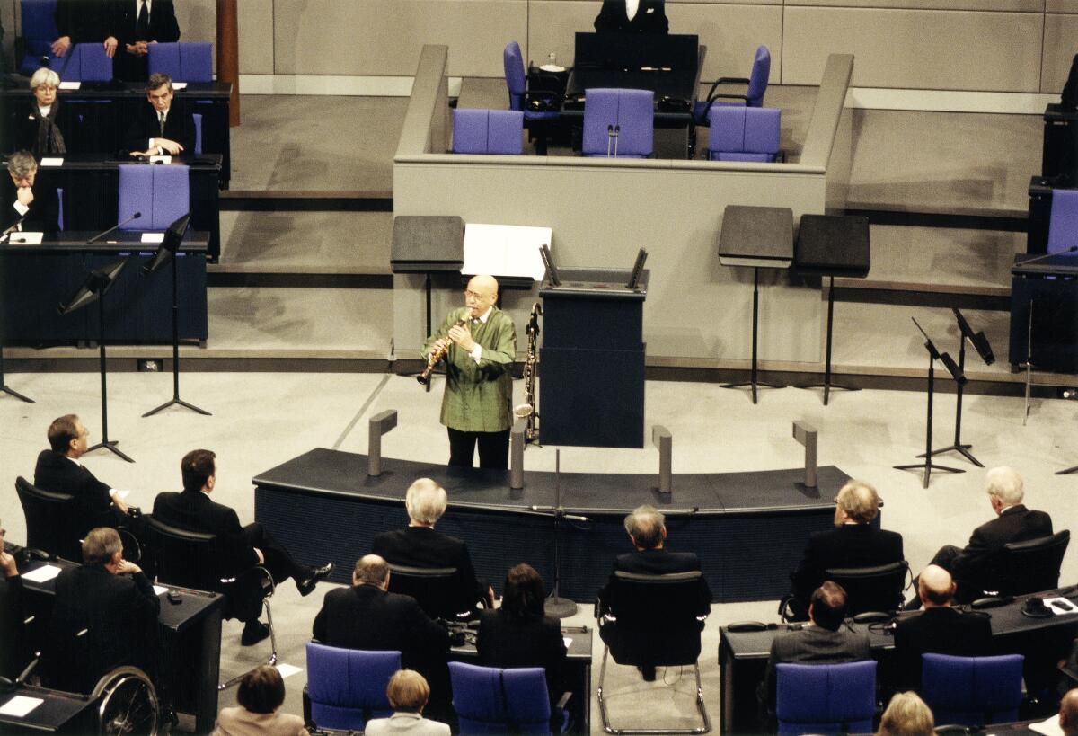 Giora Feidman spielt während der Feierstunde des Deutschen Bundestages anläßlich des Gedenktages der Opfer des Dritten Reichs.; Konzert, Gedenken Giora Feidman spielt während der Feierstunde des Deutschen Bundestages anläßlich des Gedenktages der Opfer des Dritten Reichs.; Konzert, Gedenken