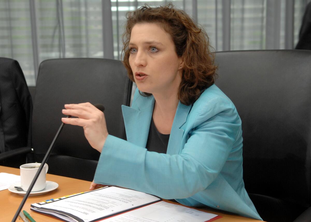 Dr. Carola Reimann, (hier im Bild), SPD, Vorsitzende des Ausschusses für Gesundheit des Deutschen Bundestages, leitet die Öffentliche Anhörung, an der eine Reihe von Sachverständigen teil nehmen. Reimann, Carola Dr. Carola Reimann, (hier im Bild), SPD, Vorsitzende des Ausschusses für Gesundheit des Deutschen Bundestages, leitet die Öffentliche Anhörung, an der eine Reihe von Sachverständigen teil nehmen.