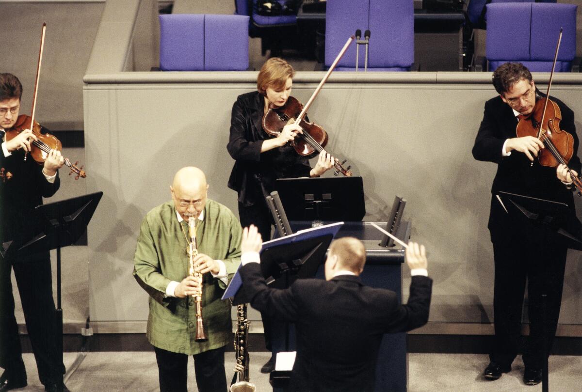 Giora Feidman spielt während der Feierstunde des Deutschen Bundestages anläßlich des Gedenktages der Opfer des Dritten Reichs.; Konzert, Gedenken Giora Feidman spielt während der Feierstunde des Deutschen Bundestages anläßlich des Gedenktages der Opfer des Dritten Reichs.; Konzert, Gedenken