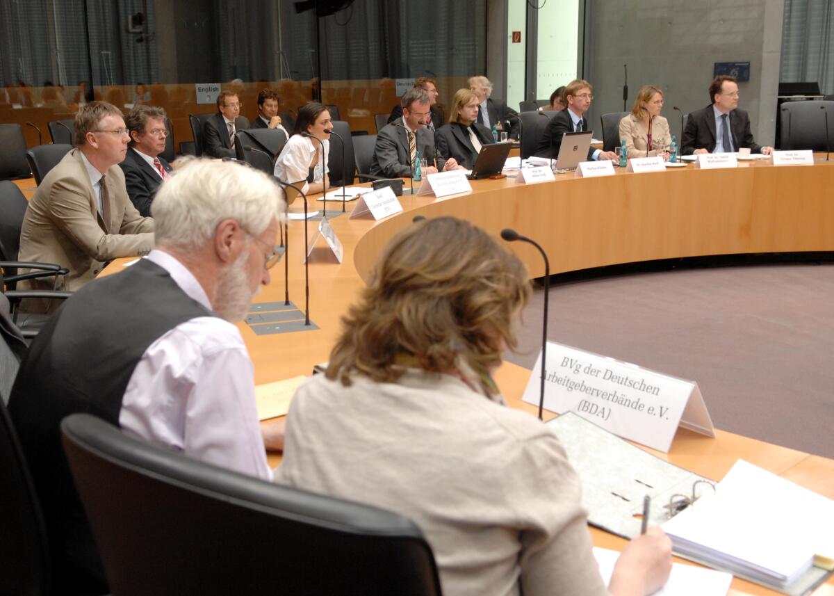 Dr. Carola Reimann, SPD, Vorsitzende des Ausschusses für Gesundheit des Deutschen Bundestages, leitet die Öffentliche Anhörung, an der eine Reihe von Sachverständigen, (hier im Bild), teilnehmen. Dr. Carola Reimann, SPD, Vorsitzende des Ausschusses für Gesundheit des Deutschen Bundestages, leitet die Öffentliche Anhörung, an der eine Reihe von Sachverständigen, (hier im Bild), teilnehmen.