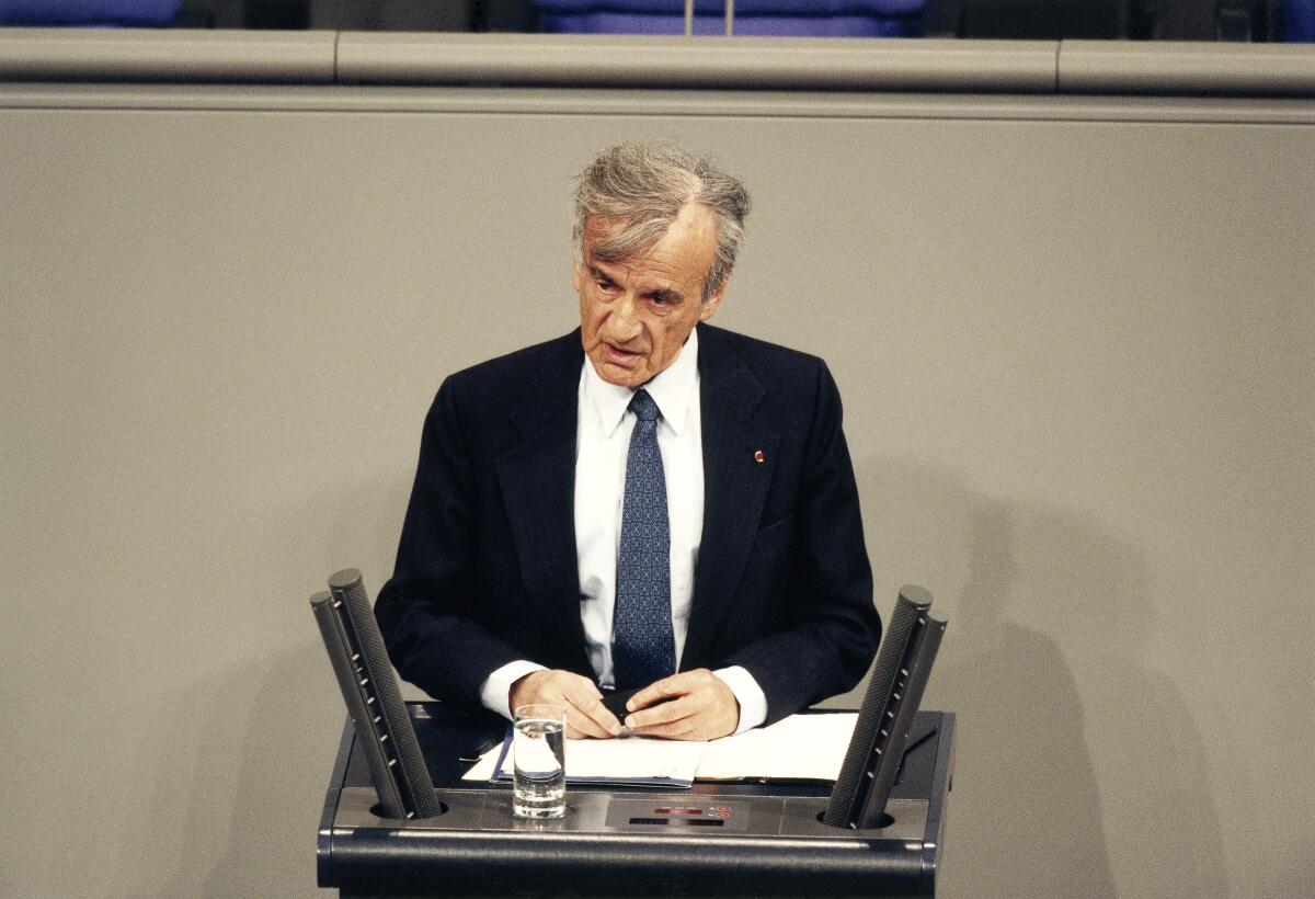 Wiesel, Elie Elie Wiesel, Friedensnobelpreisträger, redet während der Feierstunde des Deutschen Bundestages anläßlich des Gedenktages der Opfer des Dritten Reichs.; Rede, Rednerpult, Gedenkfeier