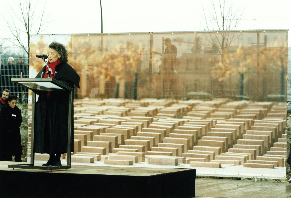 Gedenktag für die Opfer des Nationalsozialismus "Symbolischer Akt".; Lea Rosh, stellvertretende Vorsitzende des Kuratoriums "Stiftung Denkmal für die ermordeten Juden Europas" spricht bei der Errichtung dreier Hinweistafeln auf dem Gelände des künftigen Holocaust-Mahnmals.; Rede, Ansprache Rosh, Lea Gedenktag für die Opfer des Nationalsozialismus "Symbolischer Akt".; Lea Rosh, stellvertretende Vorsitzende des Kuratoriums "Stiftung Denkmal für die ermordeten Juden Europas" spricht bei der Errichtung dreier Hinweistafeln auf dem Gelände des künftigen Holocaust-Mahnmals.; Rede, Ansprache