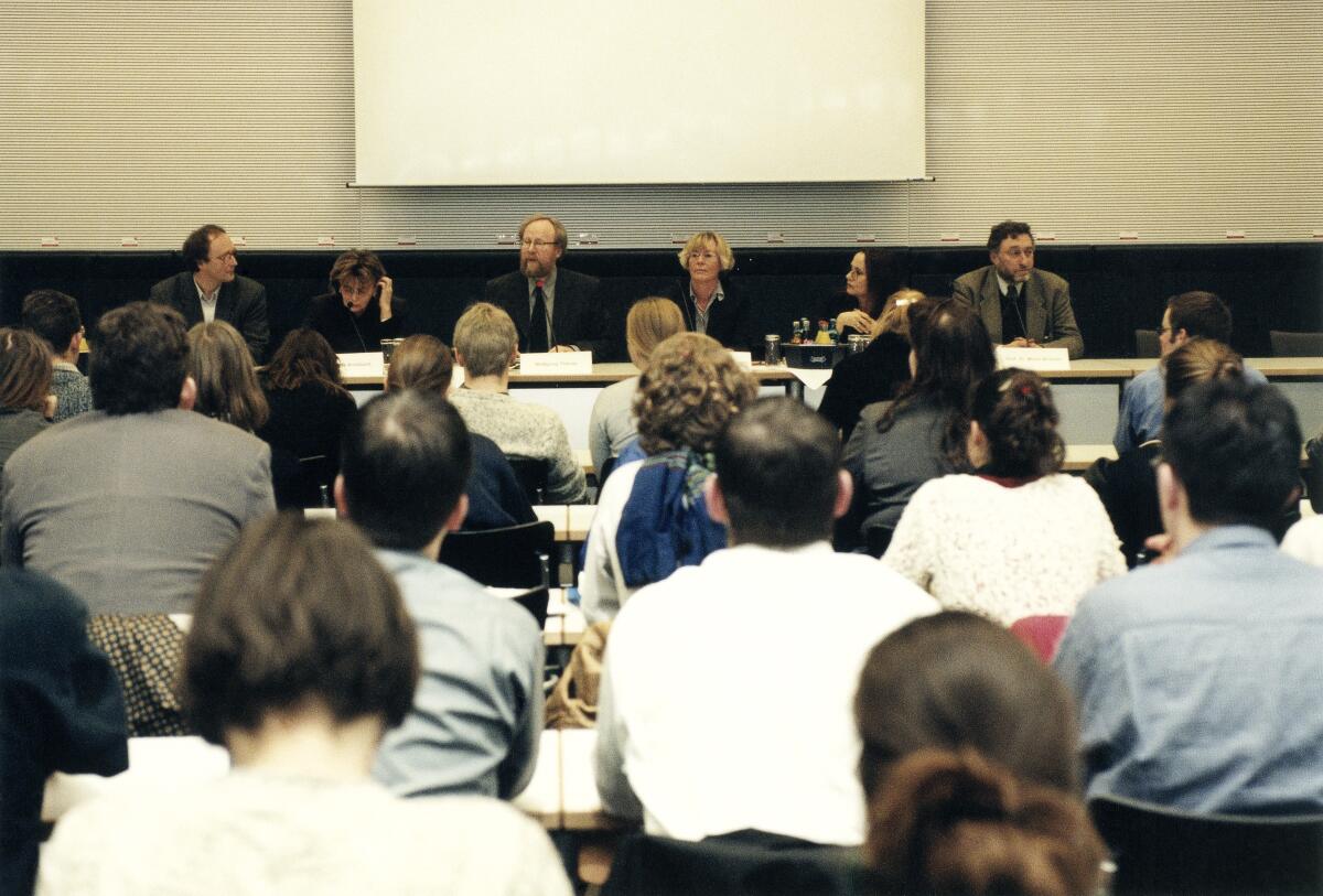 Thierse, Wolfgang Gedenkfeier für die Opfer des Nationalsozialismus.; Veranstaltung des Deutschen Bundestages Dialog der Generationen zumThema "...,dass Auschwitz nicht noch einmal sei,...".; Gesprächsforum über die aktuelle Rolle und Verantwortung von Bildung und Erziehung mit Bundestagspräsident Wolfgang Thierse, SPD, MdB, und anderen.; Diskussion, diskutieren