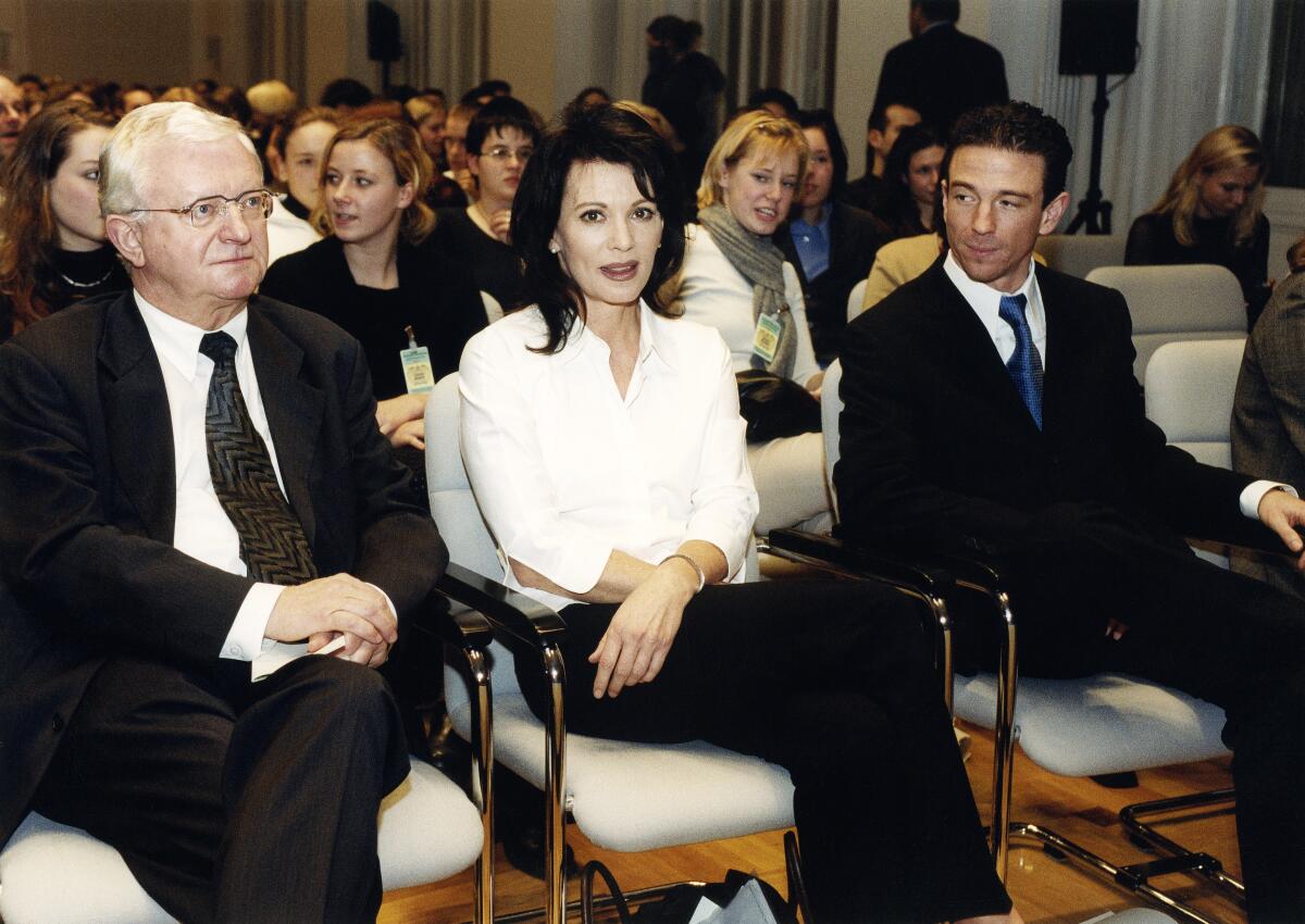 Jugendbegegnung auf Einladung des Deutschen Bundestages zum Gedenktag für die Opfer des Nationalsozialismus.; Bundestagsvizepräsident Dr. hc Rudolf Seiters (links) begrüßt die Besucher zur Lesung im Festsaal des Abgeordnetenhauses. Es lesen Iris und Oliver Berben einen Dialog aus der Textsammlung "Mama, was ist Ausschwitz?".; Lesung, Gespräch, Diskussion, Gäste, Besucher Seiters, Rudolf Jugendbegegnung auf Einladung des Deutschen Bundestages zum Gedenktag für die Opfer des Nationalsozialismus.; Bundestagsvizepräsident Dr. hc Rudolf Seiters (links) begrüßt die Besucher zur Lesung im Festsaal des Abgeordnetenhauses. Es lesen Iris und Oliver Berben einen Dialog aus der Textsammlung "Mama, was ist Ausschwitz?".; Lesung, Gespräch, Diskussion, Gäste, Besucher