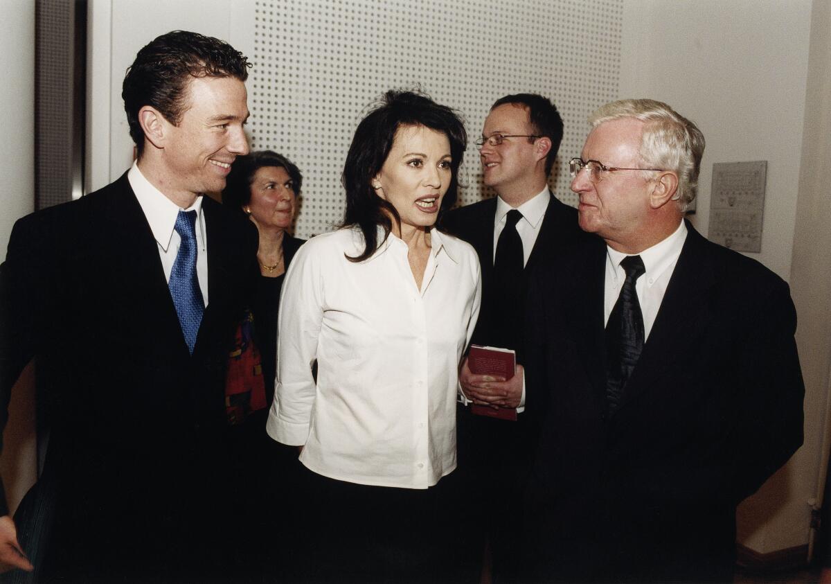 Jugendbegegnung auf Einladung des Deutschen Bundestages zum Gedenktag für die Opfer des Nationalsozialismus.; Bundestagsvizepräsident Dr. hc Rudolf Seiters (rechts) begrüßt die Besucher zur Lesung im Festsaal des Abgeordnetenhauses. Es lesen Iris und Oliver Berben einen Dialog aus der Textsammlung "Mama, was ist Ausschwitz?".; Lesung, Gespräch, Diskussion, Gäste, Besucher Seiters, Rudolf Jugendbegegnung auf Einladung des Deutschen Bundestages zum Gedenktag für die Opfer des Nationalsozialismus.; Bundestagsvizepräsident Dr. hc Rudolf Seiters (rechts) begrüßt die Besucher zur Lesung im Festsaal des Abgeordnetenhauses. Es lesen Iris und Oliver Berben einen Dialog aus der Textsammlung "Mama, was ist Ausschwitz?".; Lesung, Gespräch, Diskussion, Gäste, Besucher