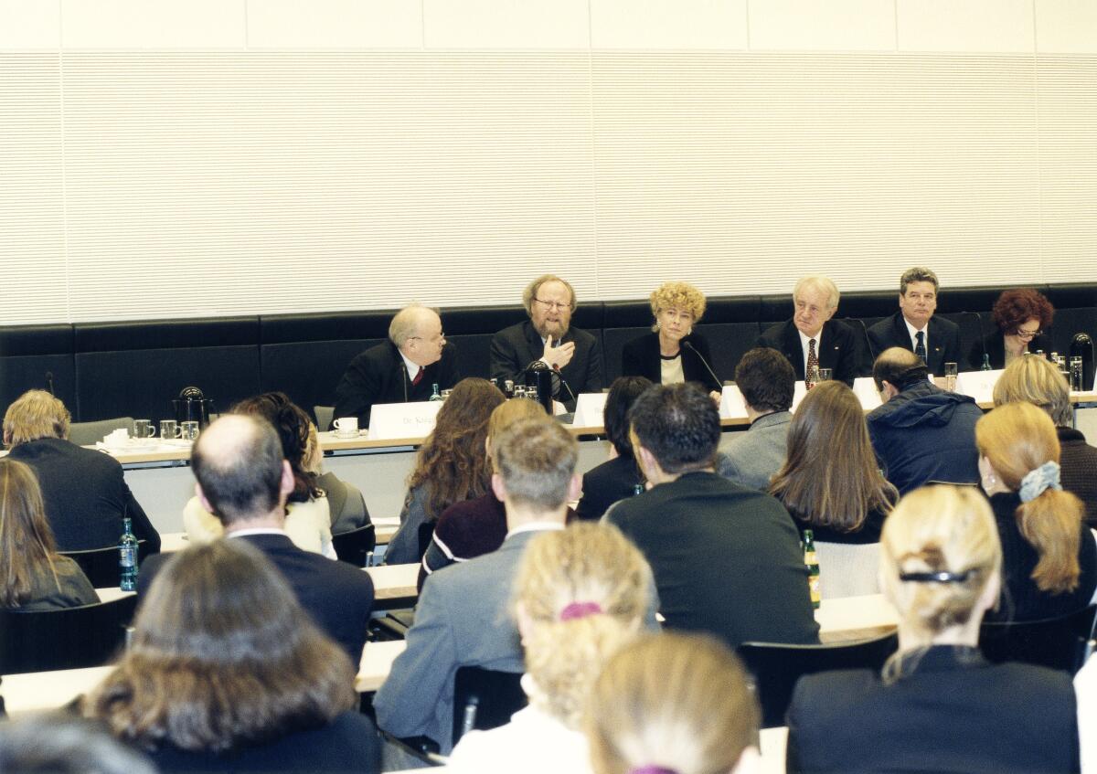 Thierse, Wolfgang; Schwan, Gesine; Rau, Johannes Jugendbegegnung auf Einladung des Deutschen Bundestages zum Gedenktag für die Opfer des Nationalsozialismus.; Bundestagspräsident Wolfgang Thierse, SPD, MdB, die Präsidentin der Europa-Universität Viadrina Frankfurt (Oder), Gesine Schwan und Bundespräsident Johannes Rau, SPD, beim Gesprächsforum "Was lehrt uns die Geschichte - Wie können wir heute Fremdenfeindlichkeit, Rassismus uns Antisemitismus entgegentreffen?" im CDU/CSU- Fraktionssaal.; Bundestagsabgeordnete, Abgeordnete, Präsident, Diskussion, diskutieren