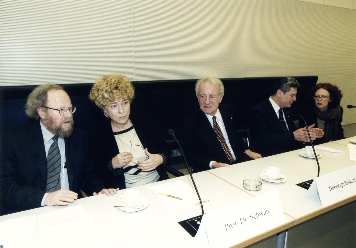 Thierse, Wolfgang; Schwan, Gesine; Rau, Johannes Jugendbegegnung auf Einladung des Deutschen Bundestages zum Gedenktag für die Opfer des Nationalsozialismus.; Bundestagspräsident Wolfgang Thierse, SPD, MdB, die Präsidentin der Europa-Universität Viadrina Frankfurt (Oder), Gesine Schwan und Bundespräsident Johannes Rau, SPD, beim Gesprächsforum "Was lehrt uns die Geschichte - Wie können wir heute Fremdenfeindlichkeit, Rassismus uns Antisemitismus entgegentreffen?" im CDU/CSU- Fraktionssaal.; Bundestagsabgeordnete, Abgeordnete, Präsident, Diskussion, diskutieren